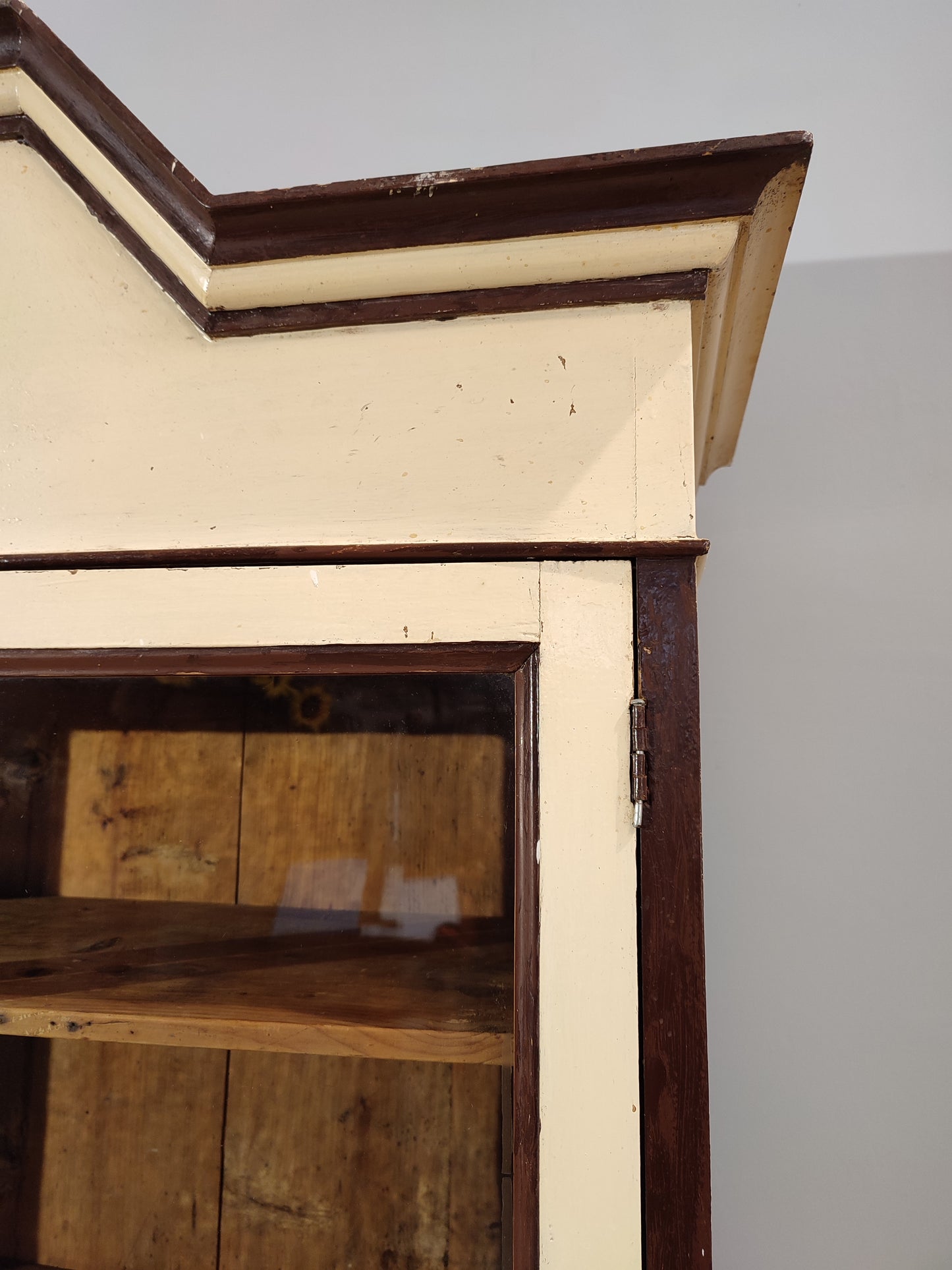 60164 Credenza in legno marrone e bianca