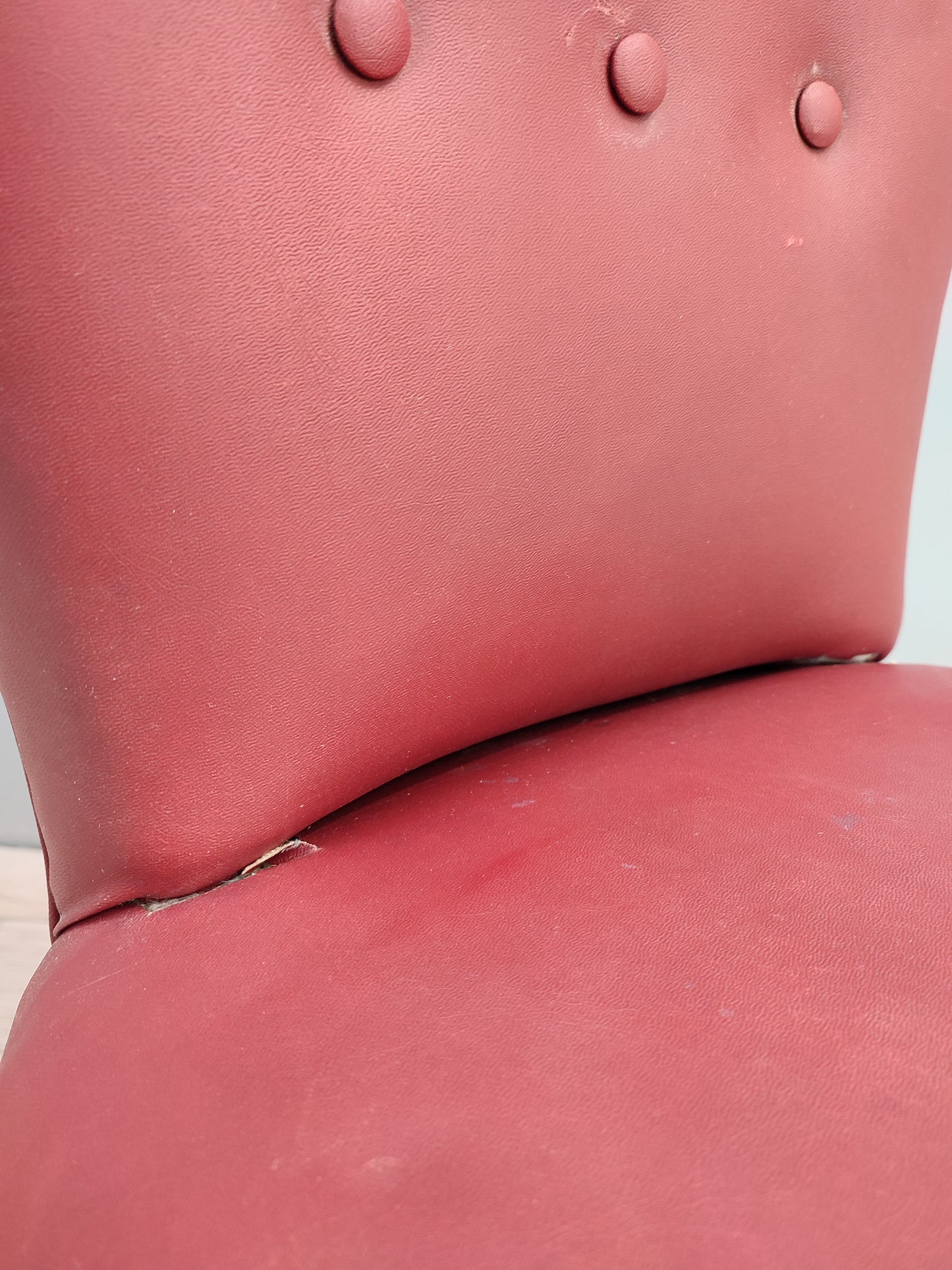 60125 Coppia di poltroncine di metà secolo di colore bordeaux