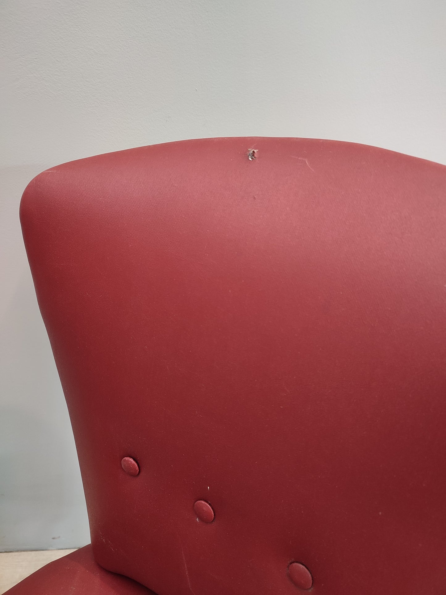 60125 Coppia di poltroncine di metà secolo di colore bordeaux