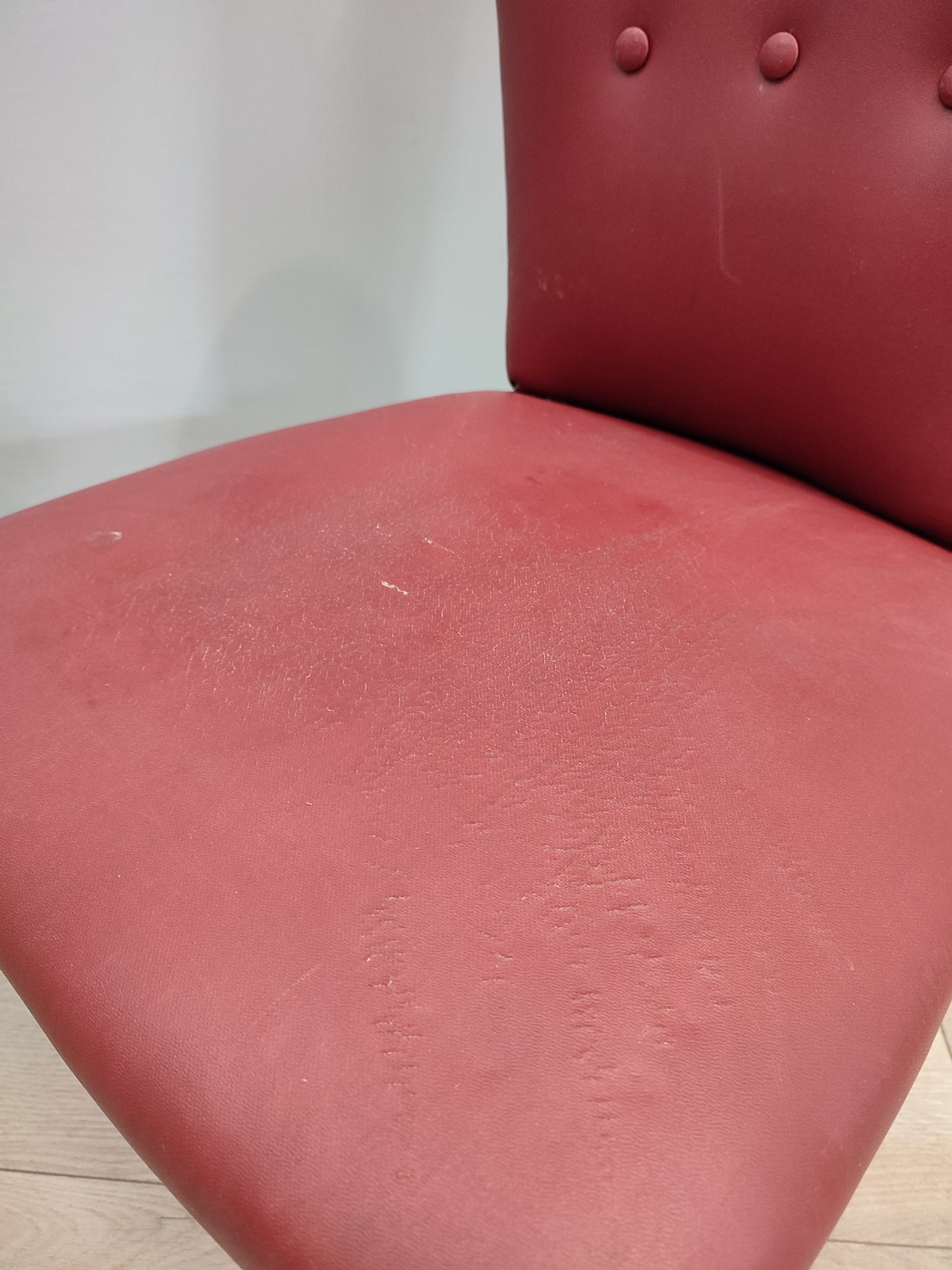 60125 Coppia di poltroncine di metà secolo di colore bordeaux