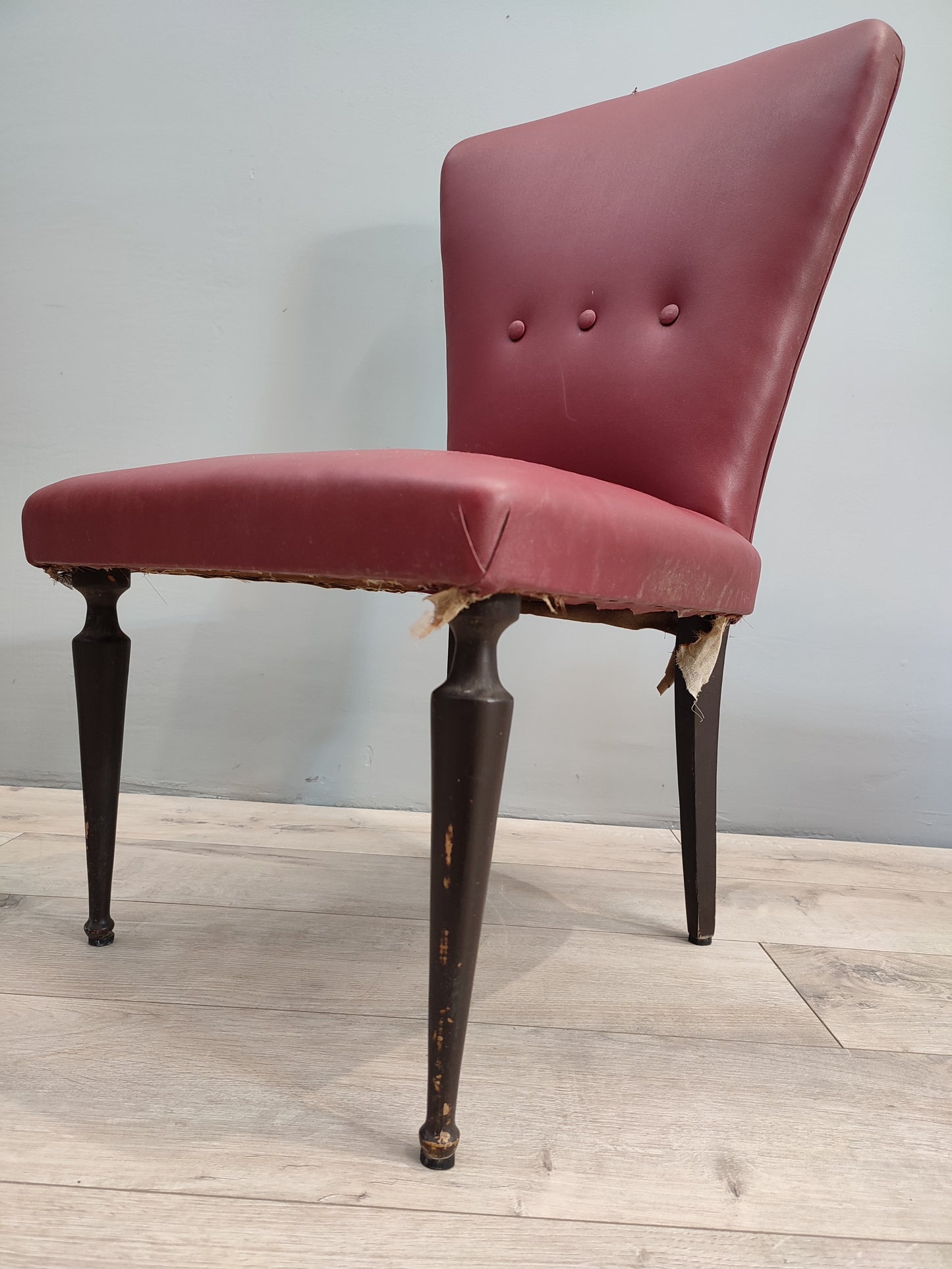 60125 Coppia di poltroncine di metà secolo di colore bordeaux