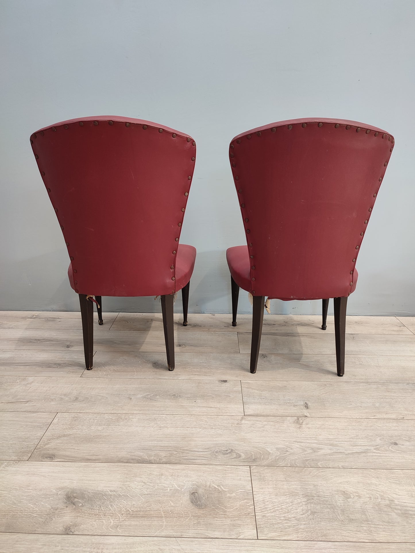 60125 Coppia di poltroncine di metà secolo di colore bordeaux