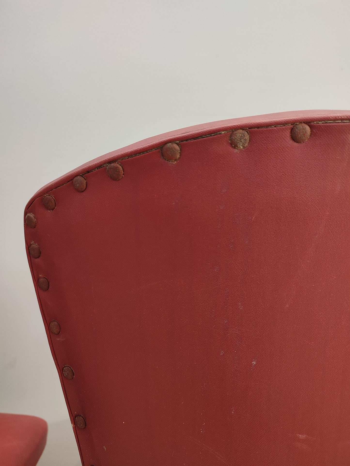 60125 Coppia di poltroncine di metà secolo di colore bordeaux