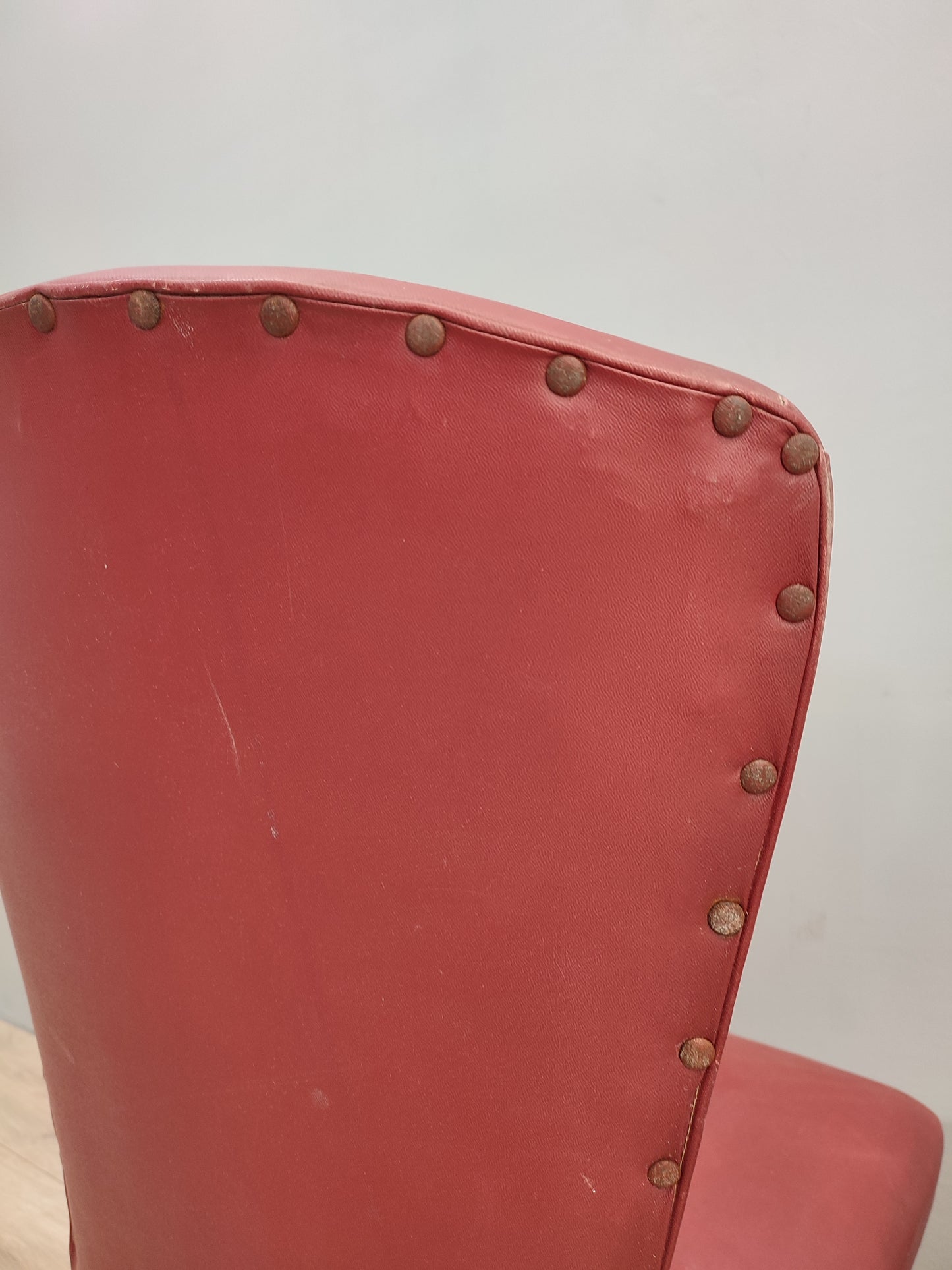 60125 Coppia di poltroncine di metà secolo di colore bordeaux