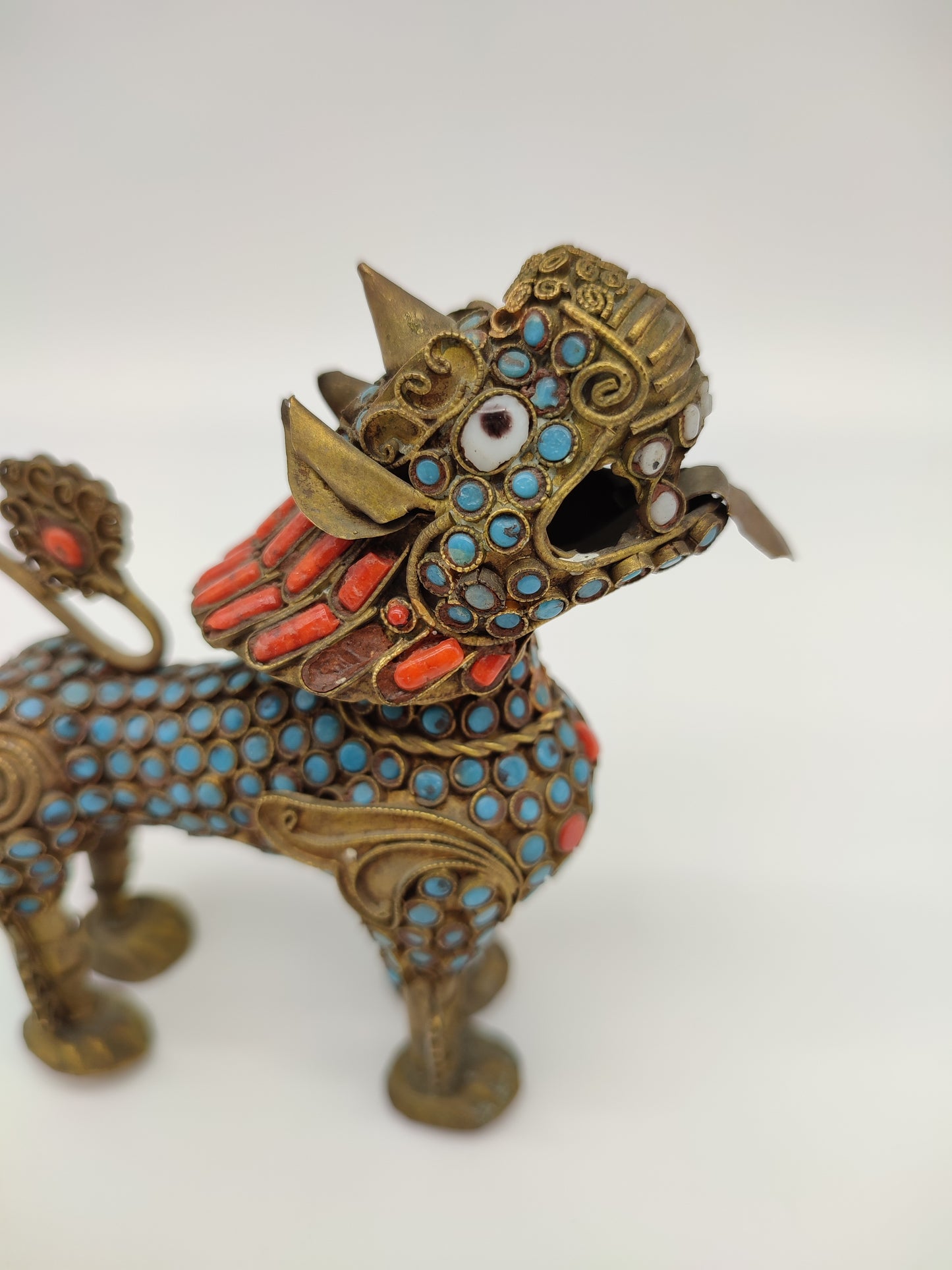 61670 Porta tabacco da fiuto cane di Foo cloisonné in ottone e decorazioni in turchese e corallo