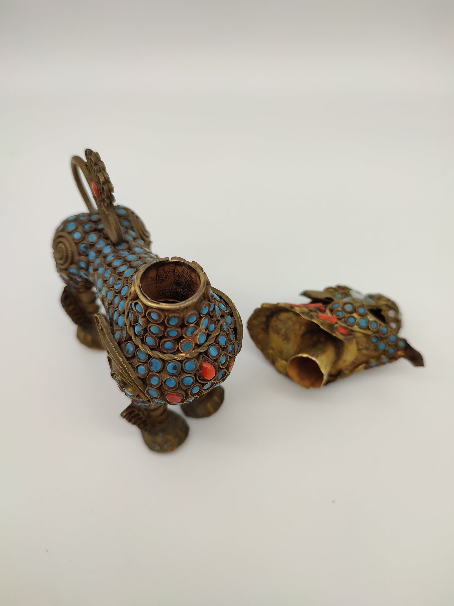 61670 Porta tabacco da fiuto cane di Foo cloisonné in ottone e decorazioni in turchese e corallo