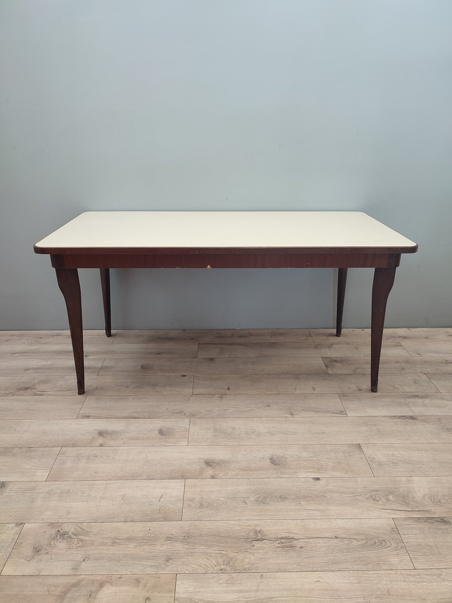 63243 Tavolo anni '50 in legno con piano bianco