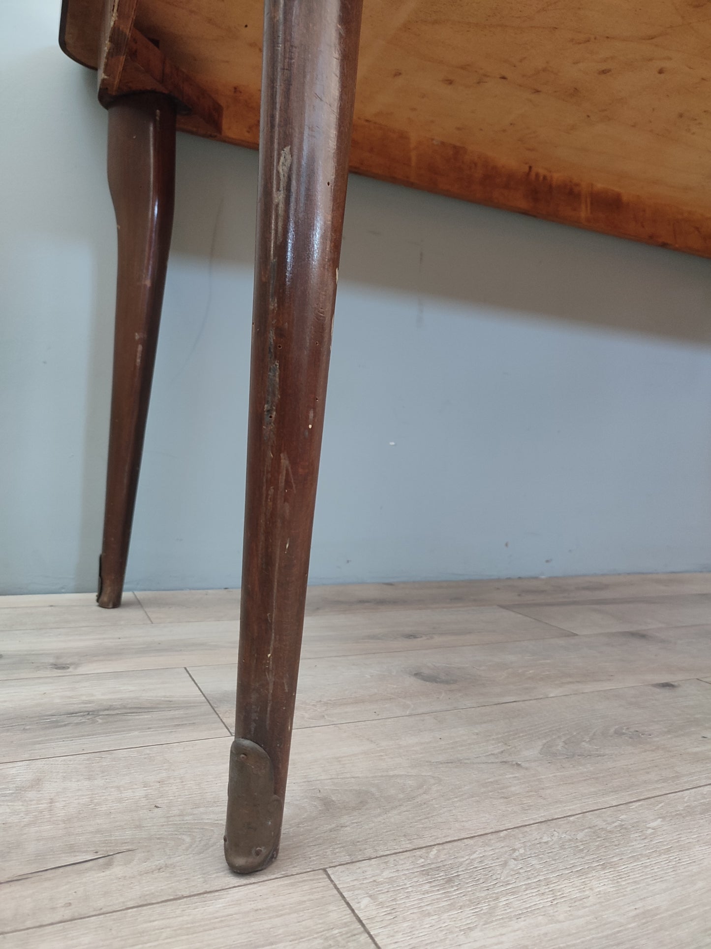 63243 Tavolo anni '50 in legno con piano bianco