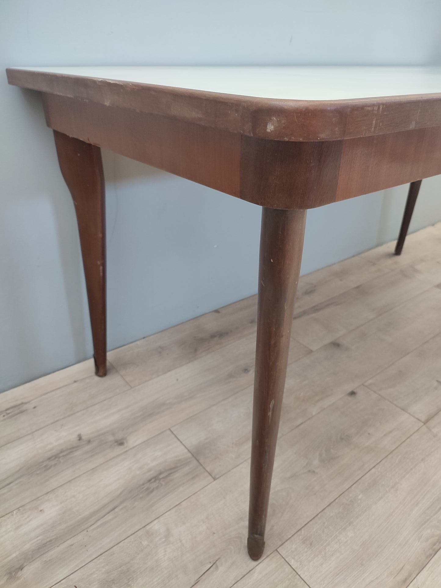 63243 Tavolo anni '50 in legno con piano bianco