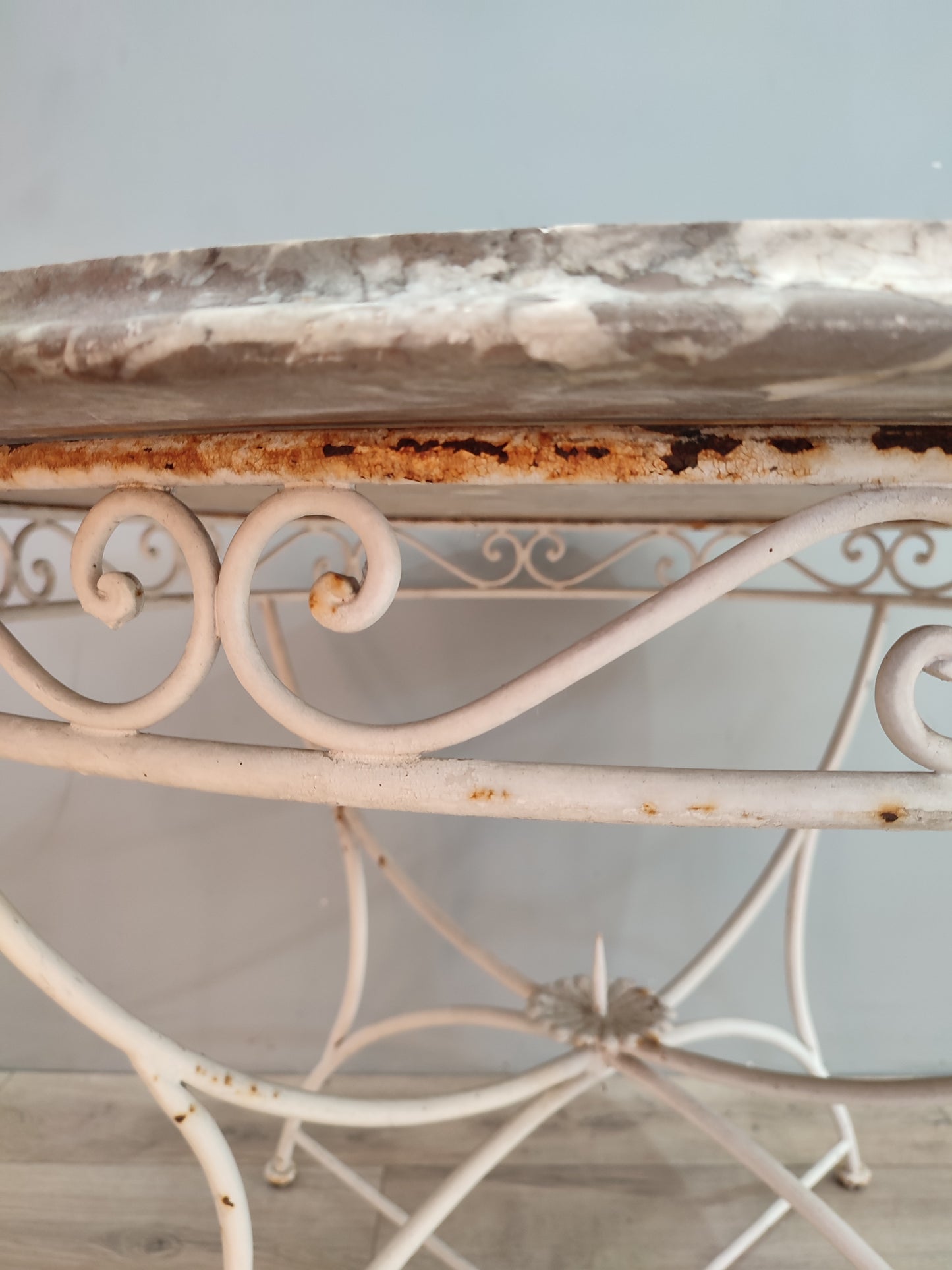 64117 Tavolo da esterno con base in ferro bianco e piano rotondo in marmo