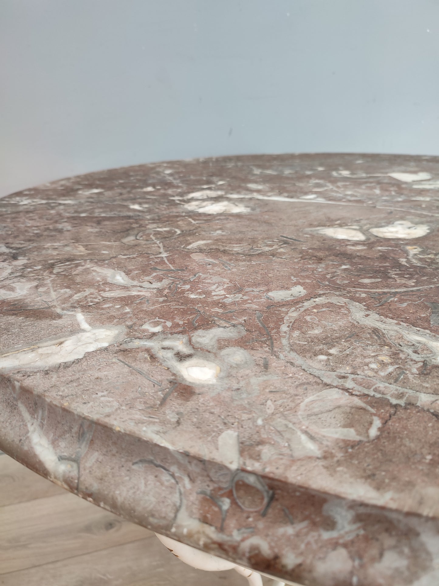 64117 Tavolo da esterno con base in ferro bianco e piano rotondo in marmo
