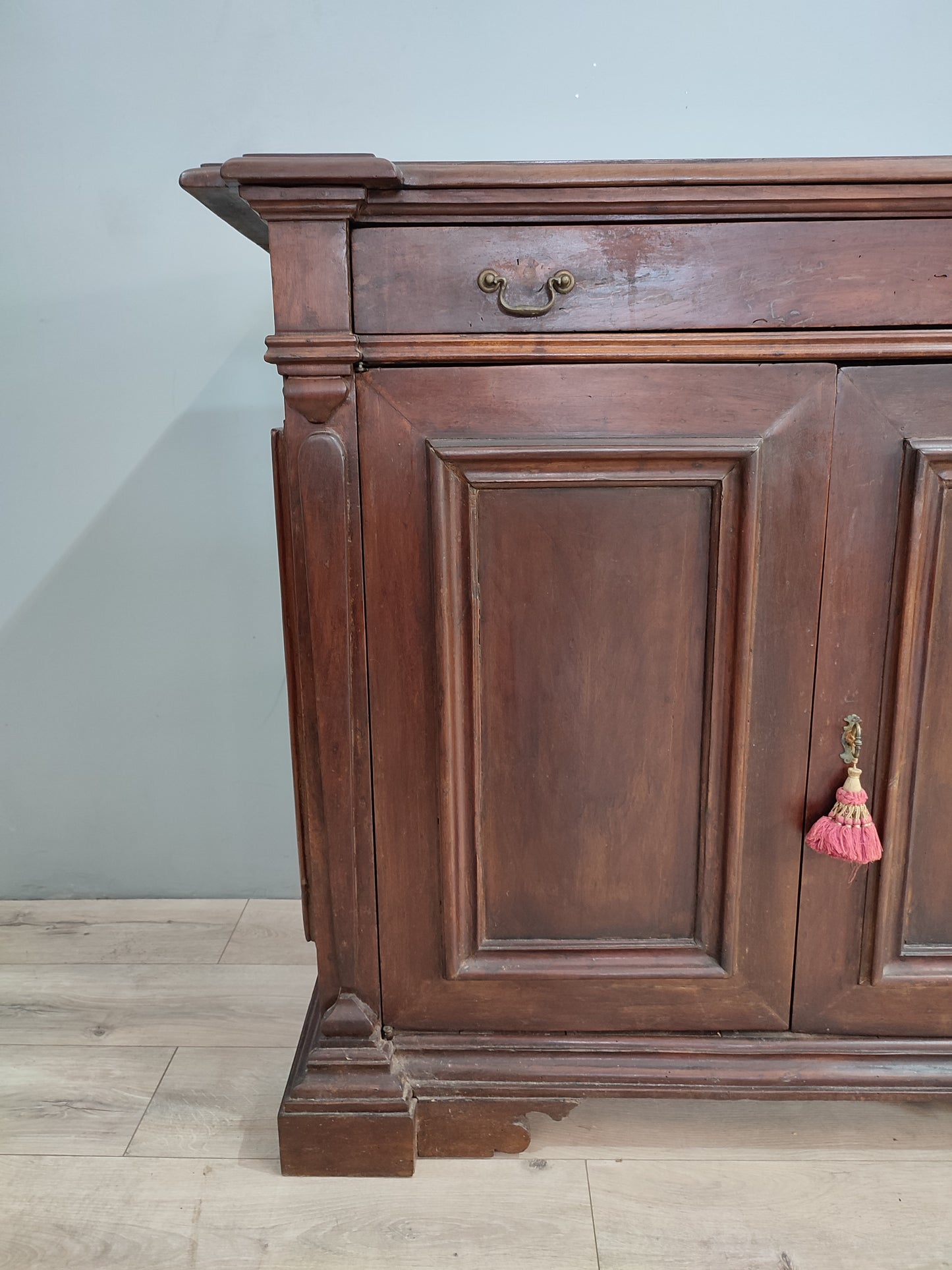 65928 Credenza due sportelli in legno massello