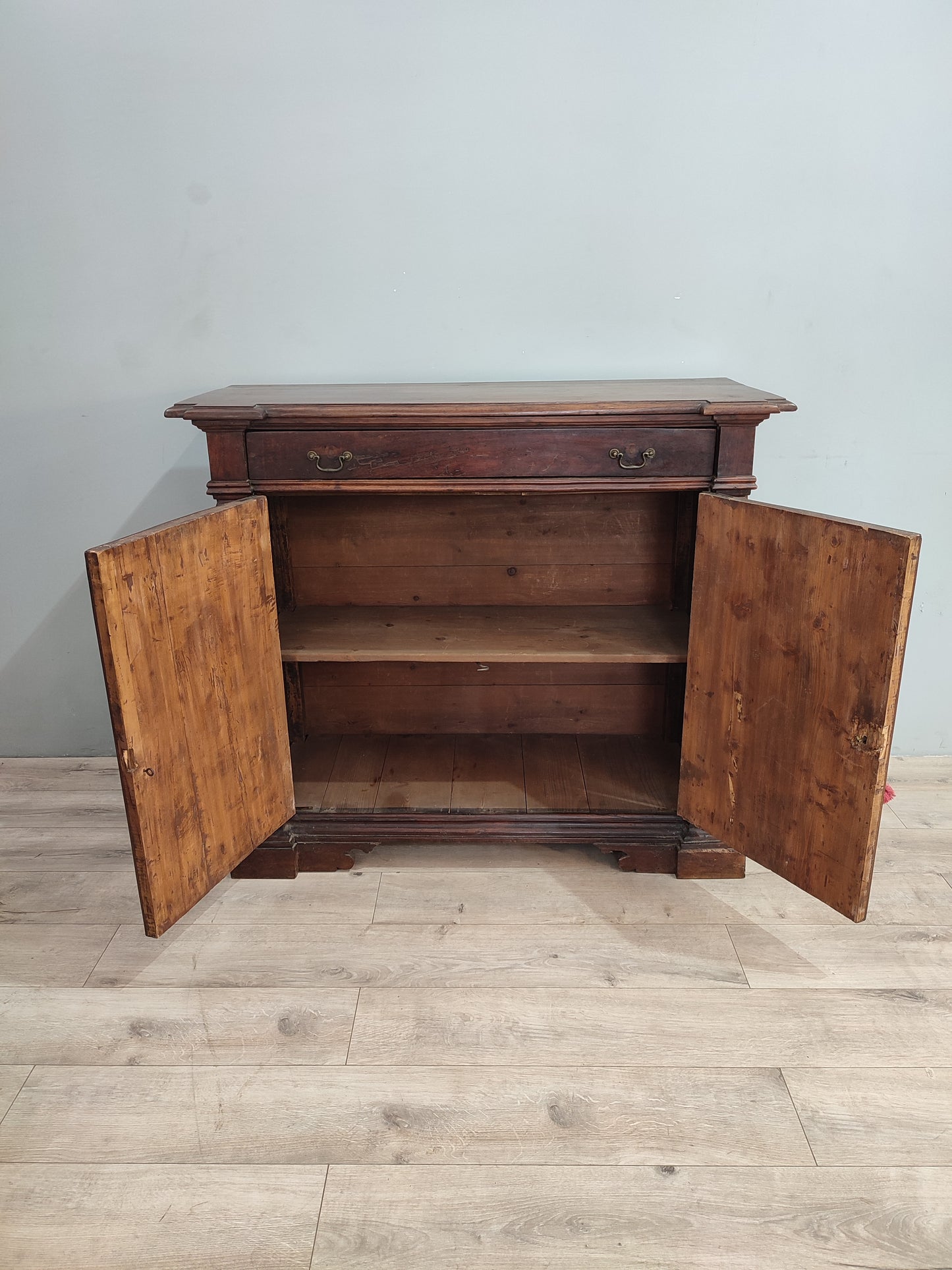 65928 Credenza due sportelli in legno massello