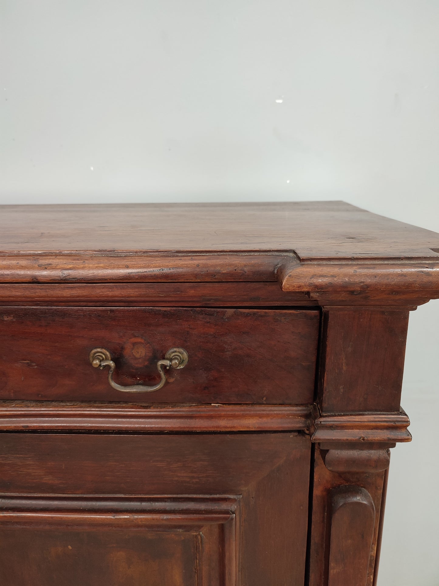 65928 Credenza due sportelli in legno massello