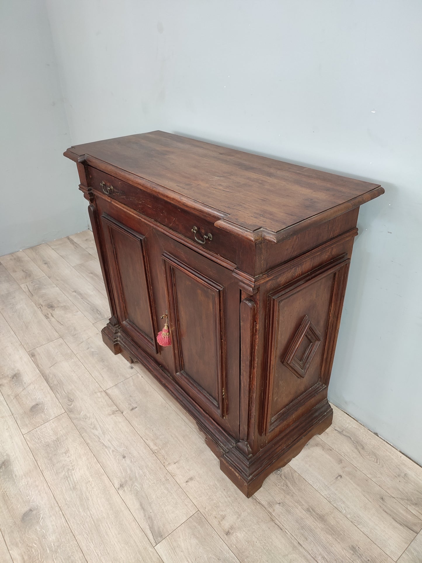 65928 Credenza due sportelli in legno massello