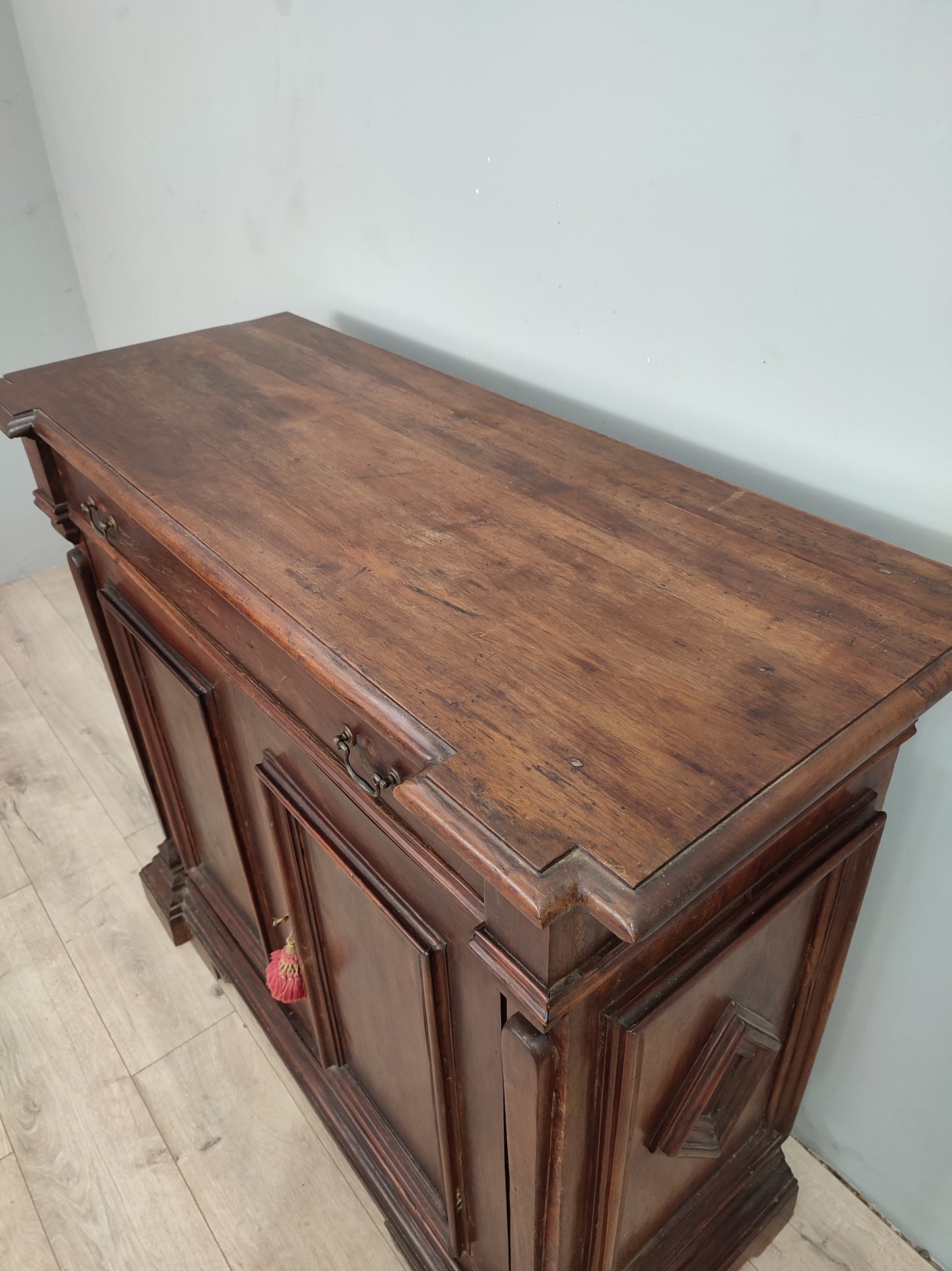 65928 Credenza due sportelli in legno massello