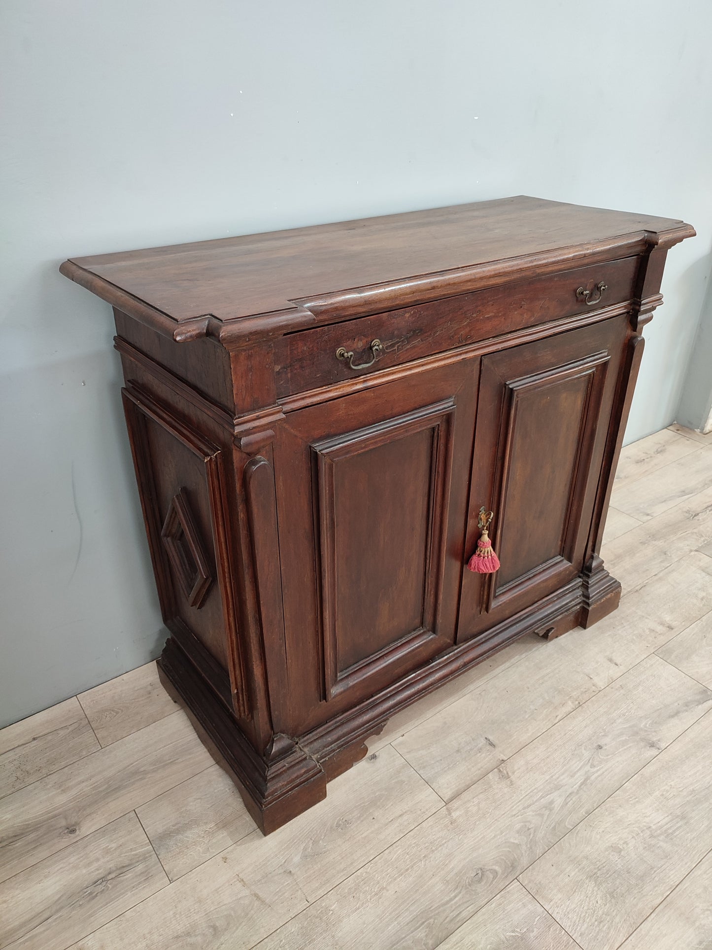 65928 Credenza due sportelli in legno massello