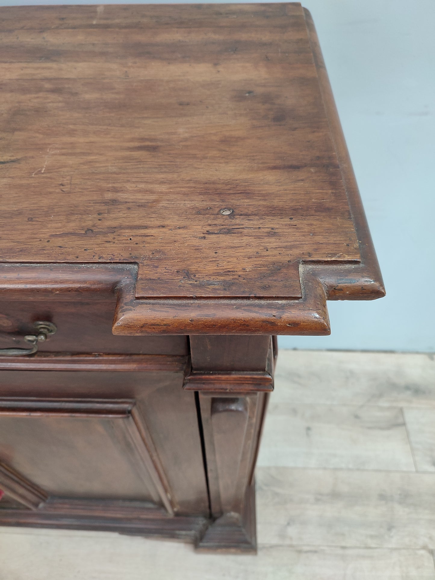 65928 Credenza due sportelli in legno massello