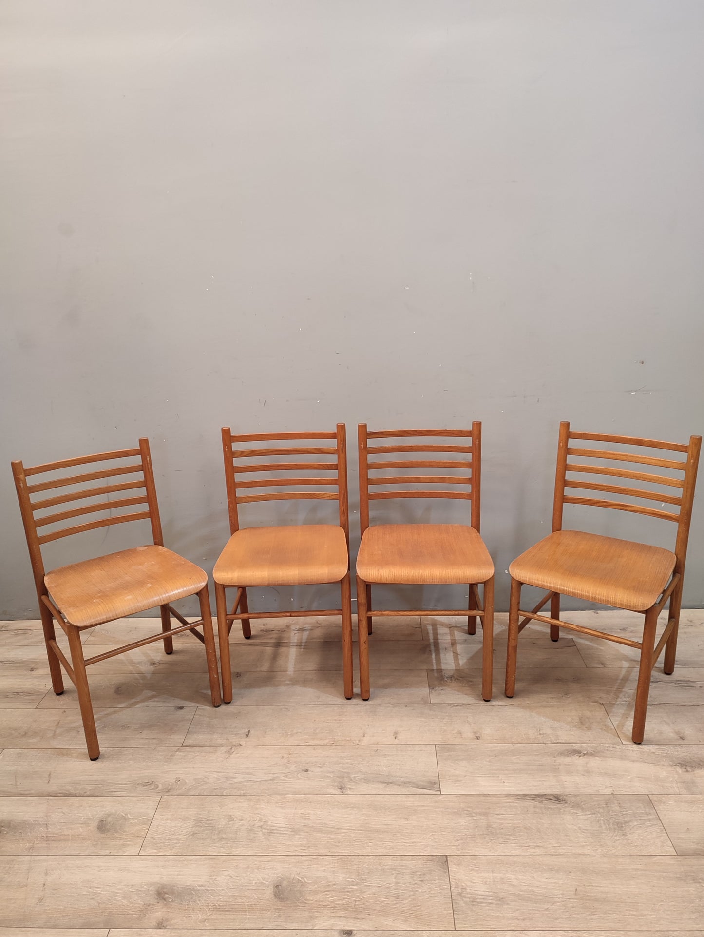 68072 Set n 4 sedie vintage in legno