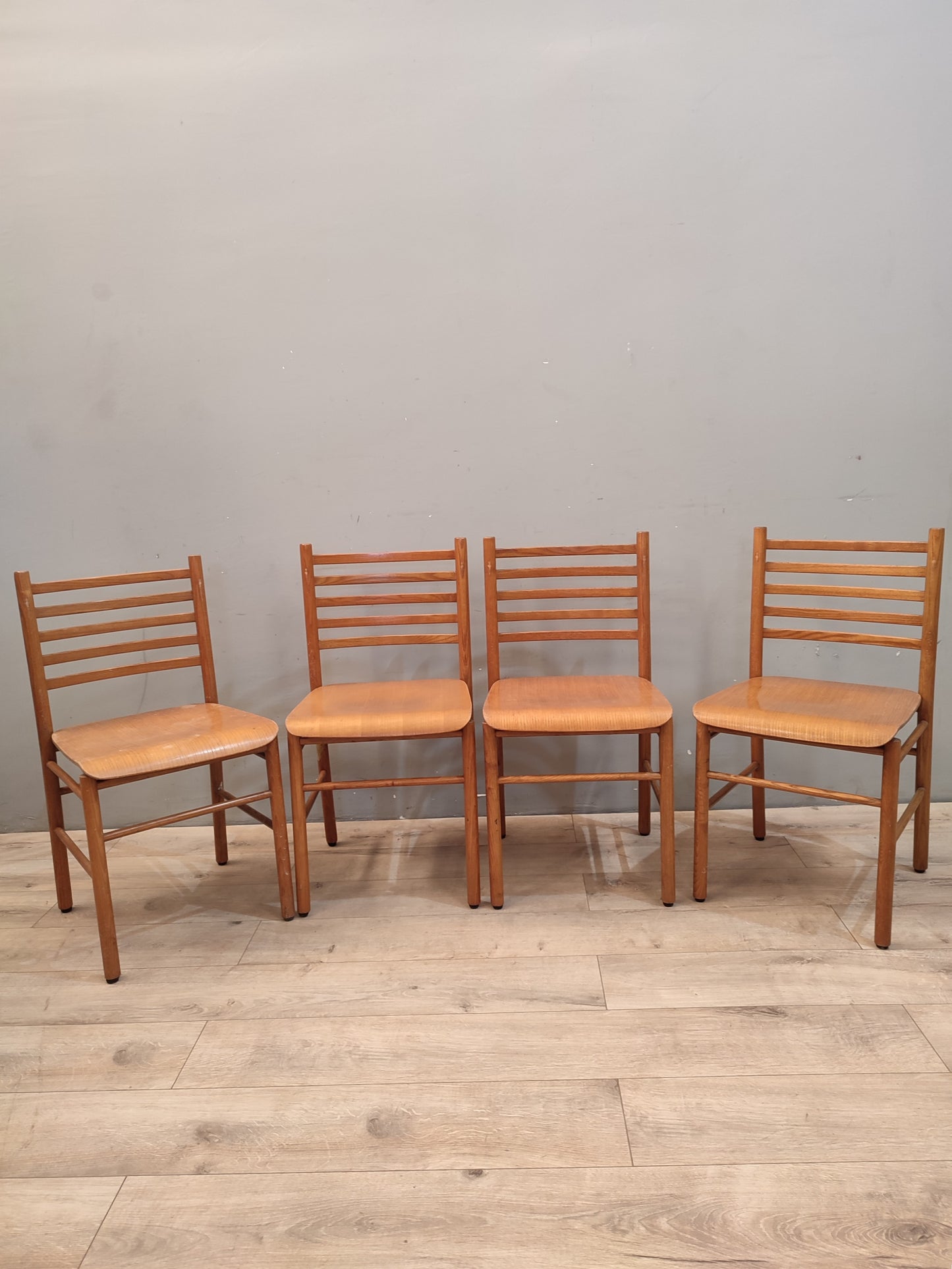 68072 Set n 4 sedie vintage in legno