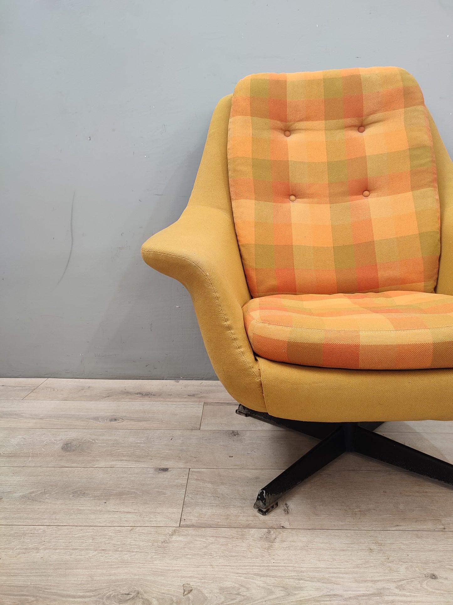 68121 Poltrona vintage girevole color senape