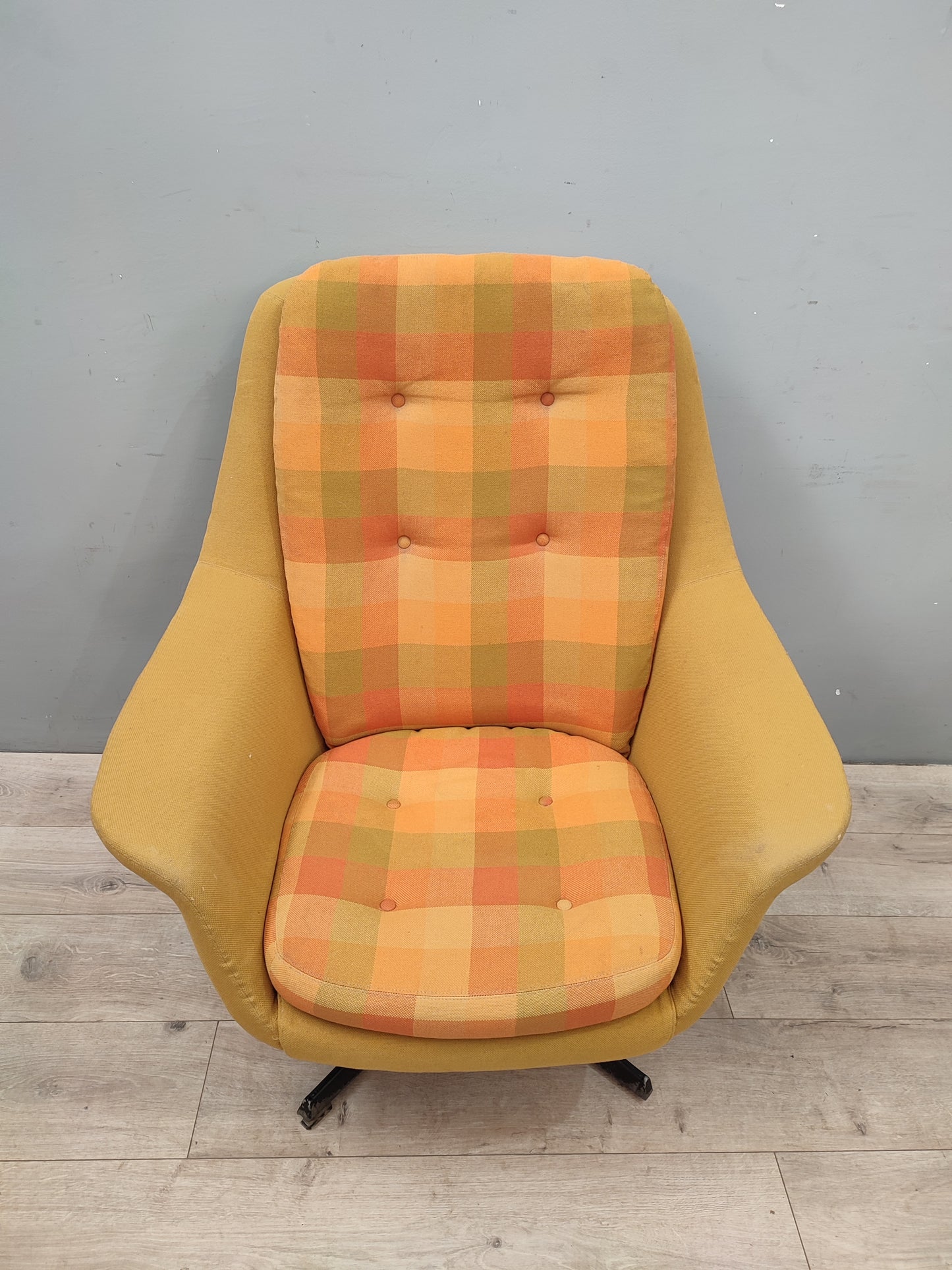 68121 Poltrona vintage girevole color senape