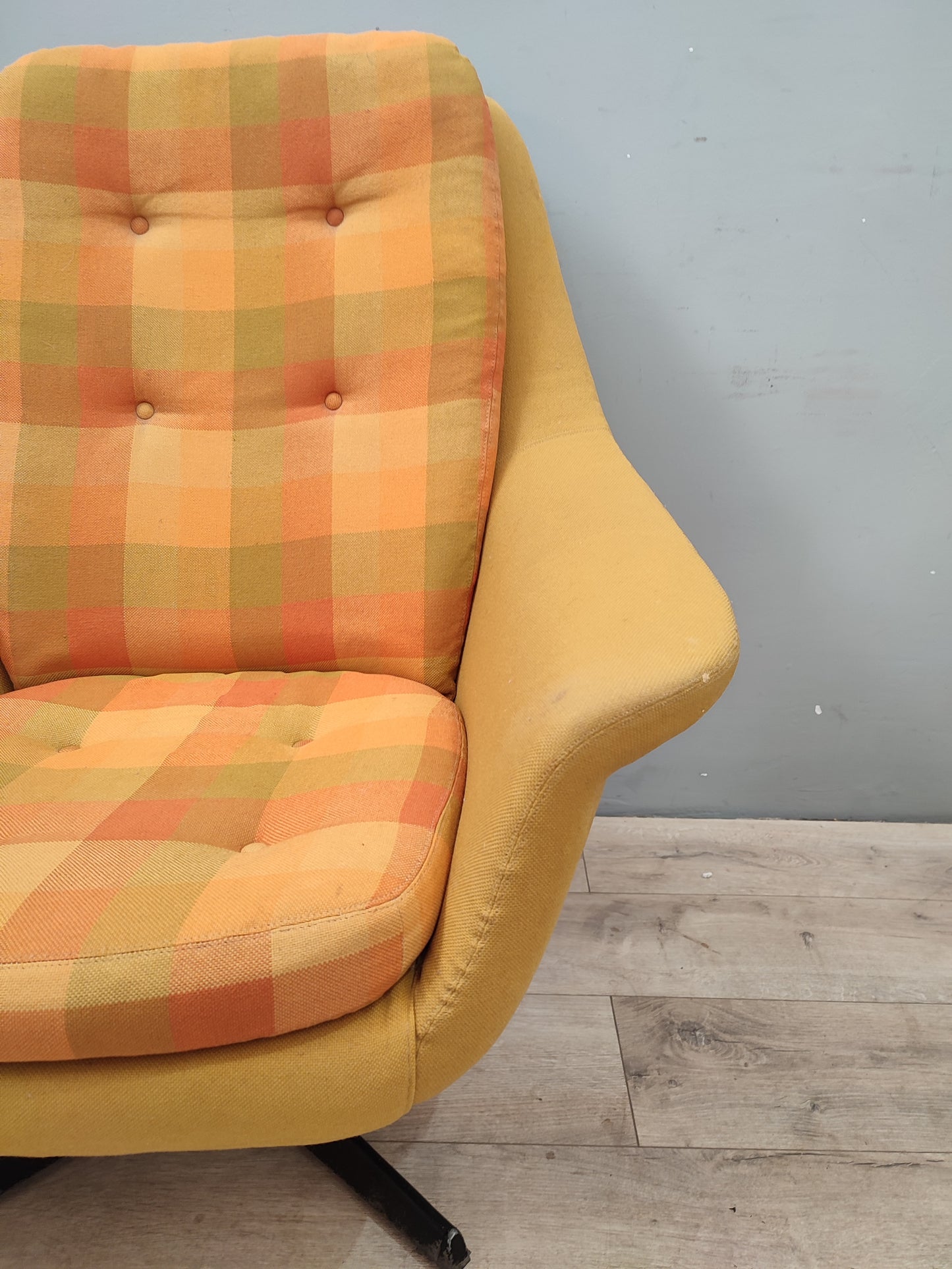 68121 Poltrona vintage girevole color senape