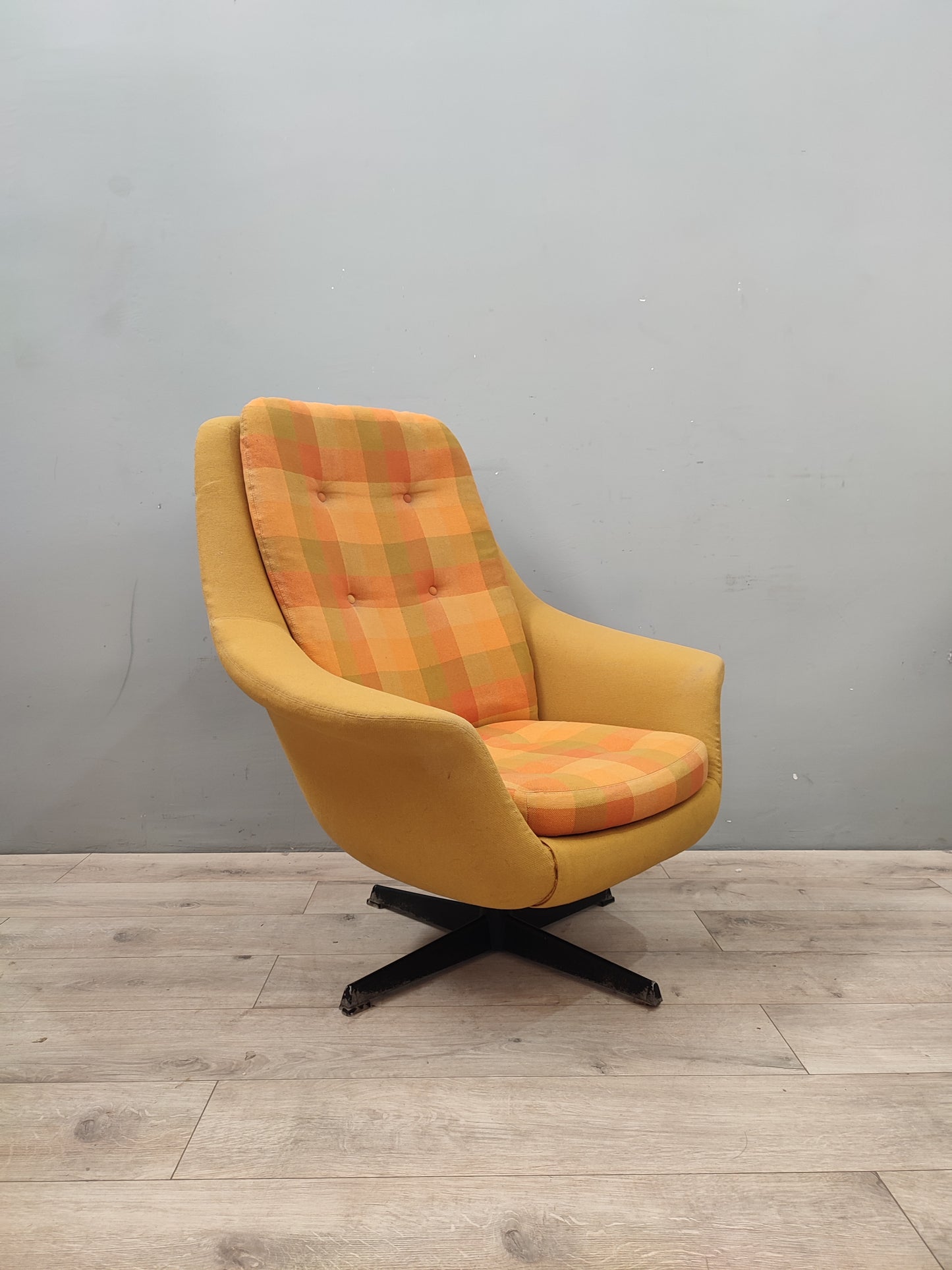 68121 Poltrona vintage girevole color senape
