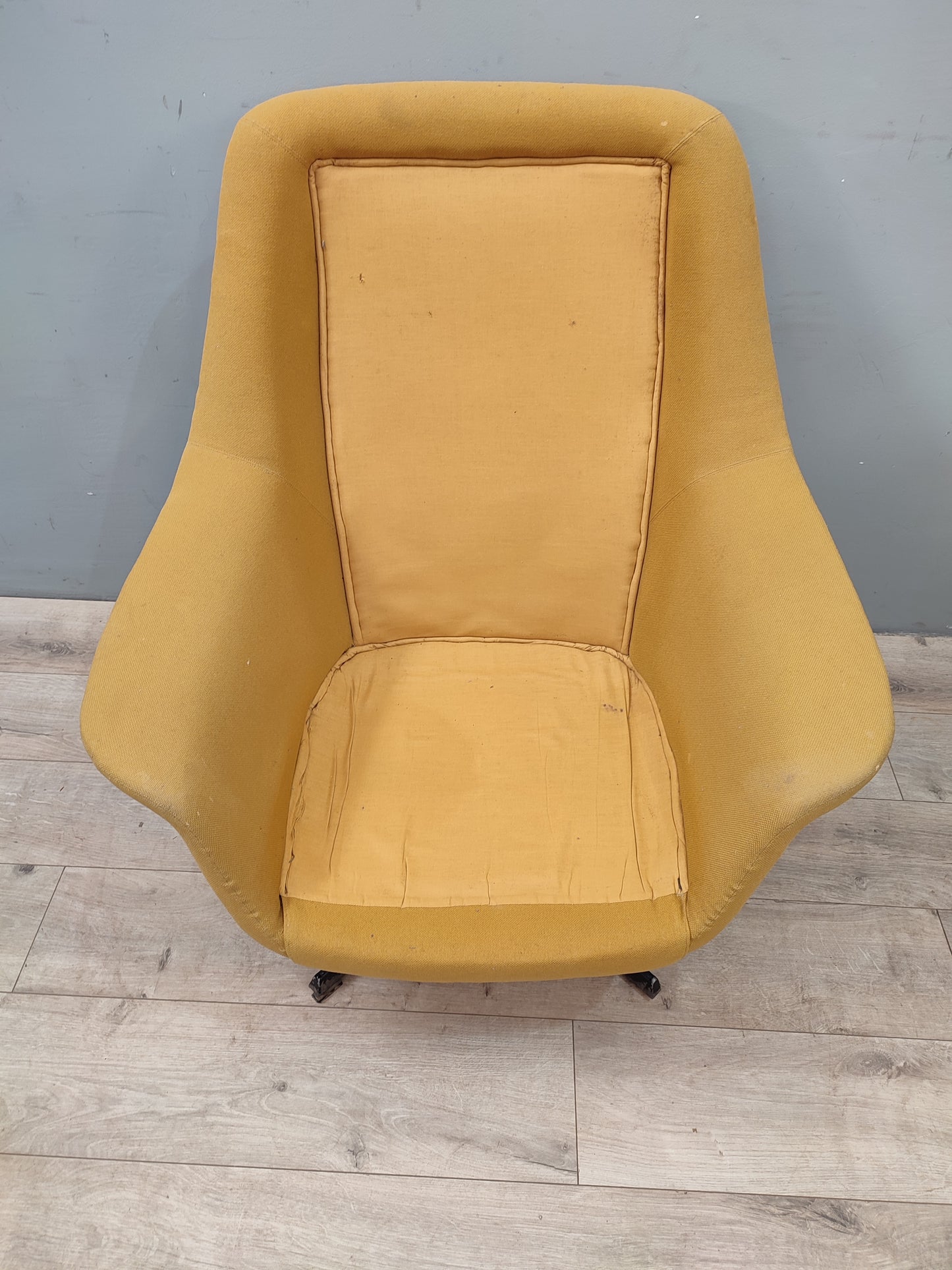 68121 Poltrona vintage girevole color senape