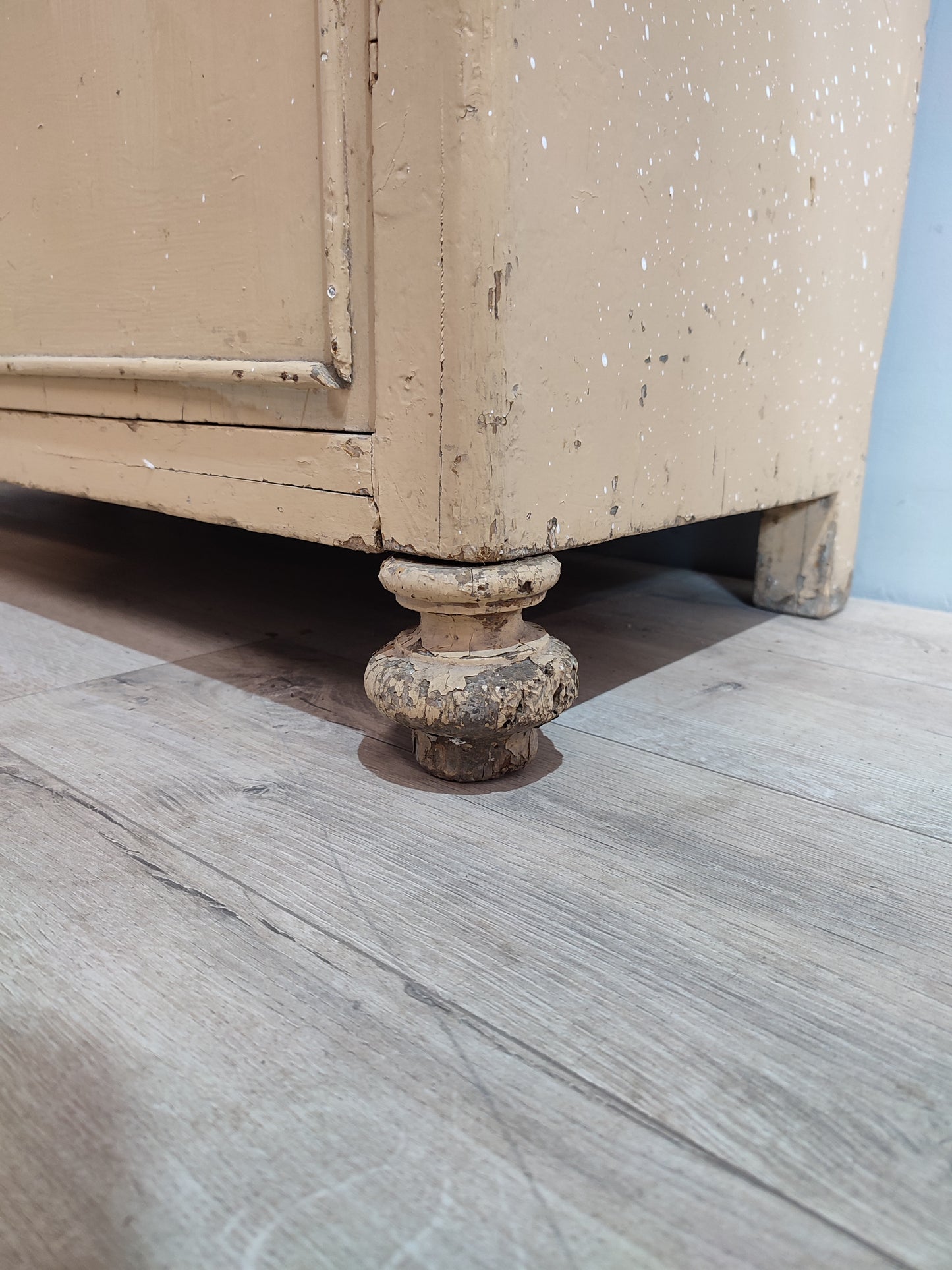 68329 Credenzina bianca anni '50 due sportelli