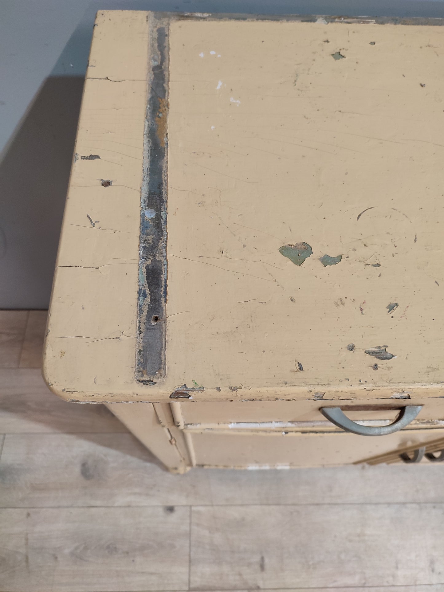 68329 Credenzina bianca anni '50 due sportelli