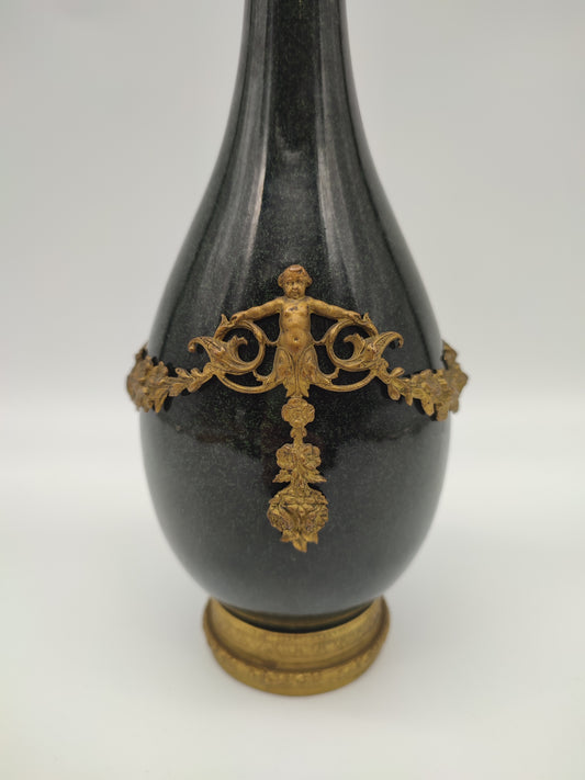 68408 Vaso in ceramica Sévres con inserti in metallo dorato