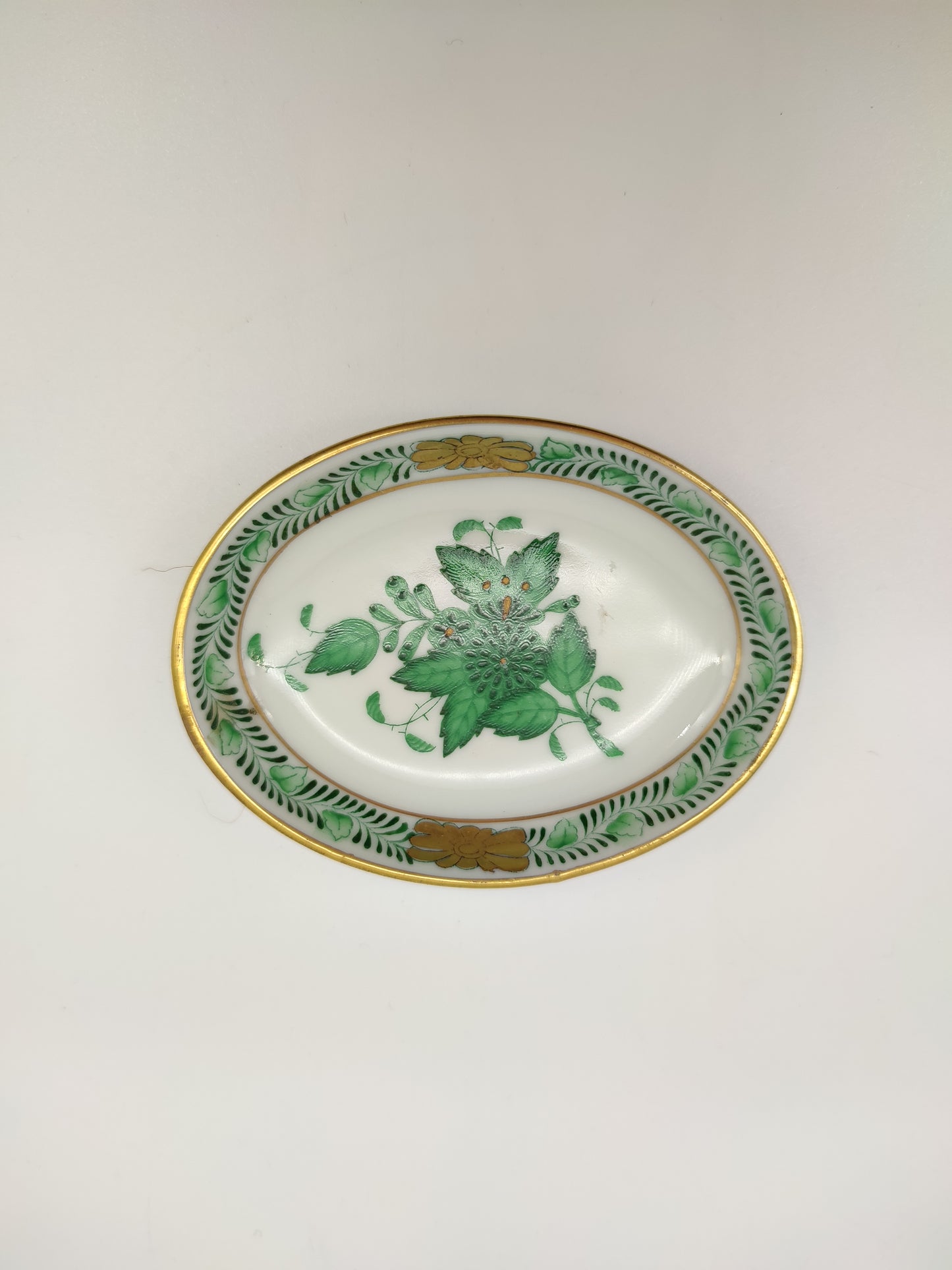 68741 Piattino rotondo in ceramica Herend con decorazione foglie