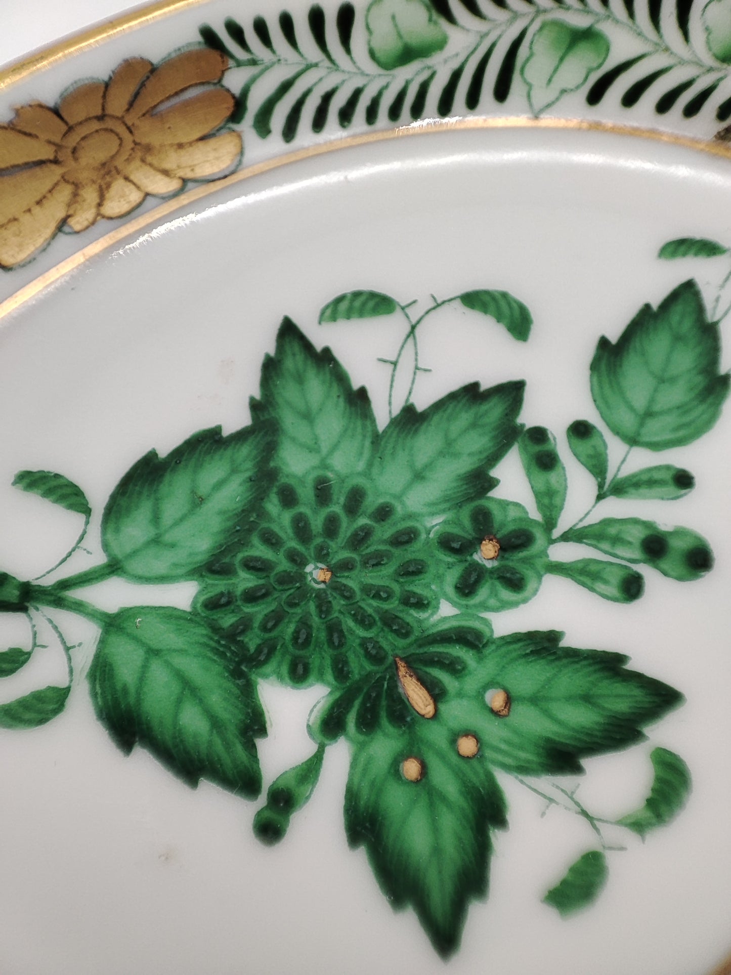 68741 Piattino rotondo in ceramica Herend con decorazione foglie