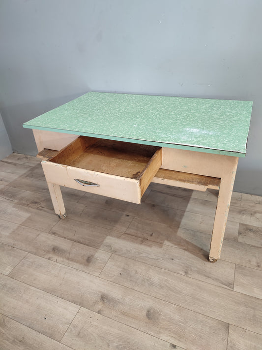 68871 Tavolo con base bianca e piano in formica verde