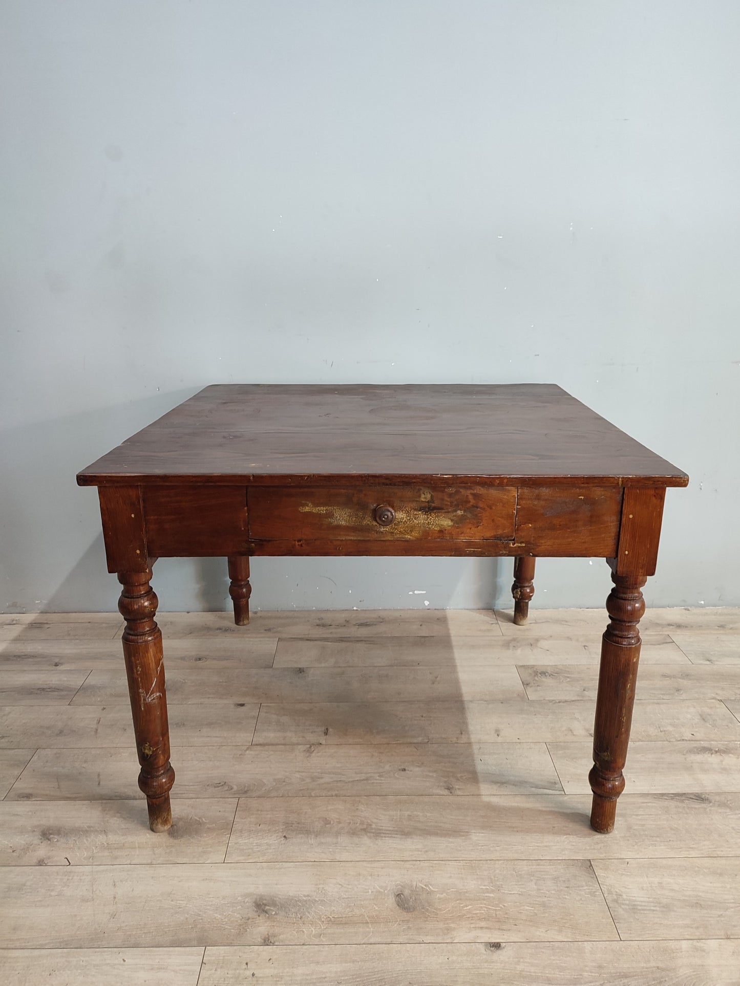 68873 Tavolo quadrato in legno marrone