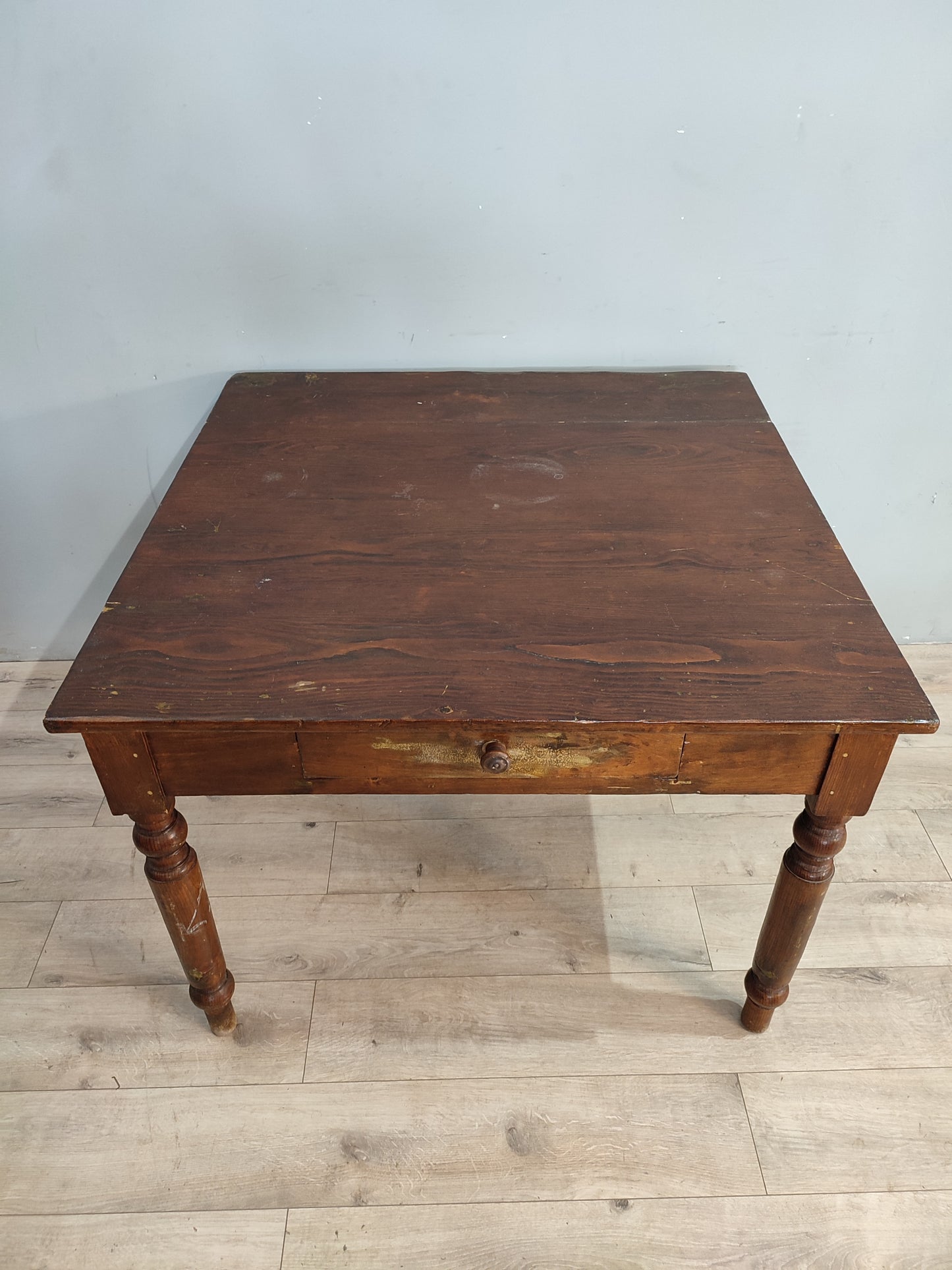 68873 Tavolo quadrato in legno marrone