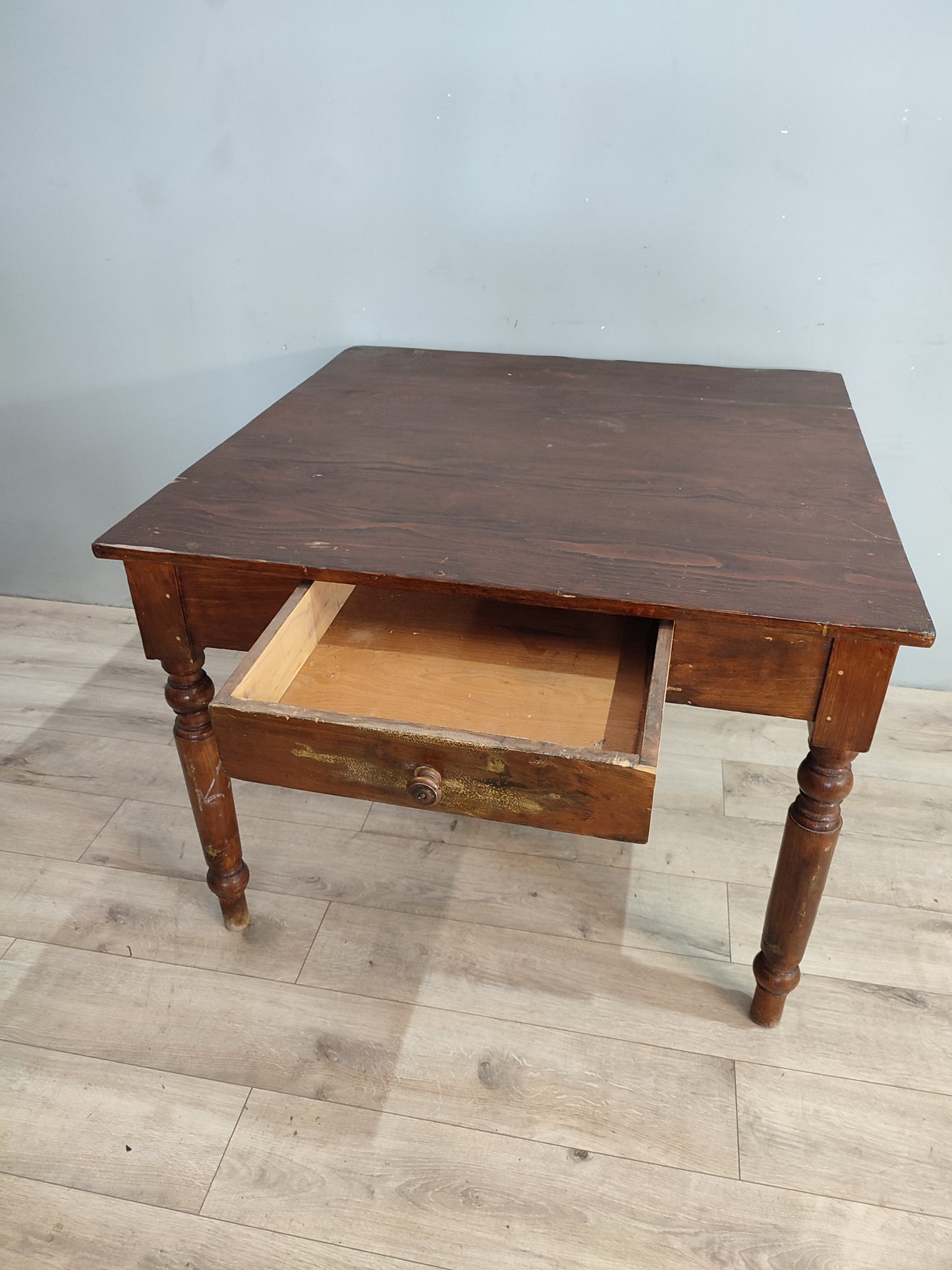 68873 Tavolo quadrato in legno marrone