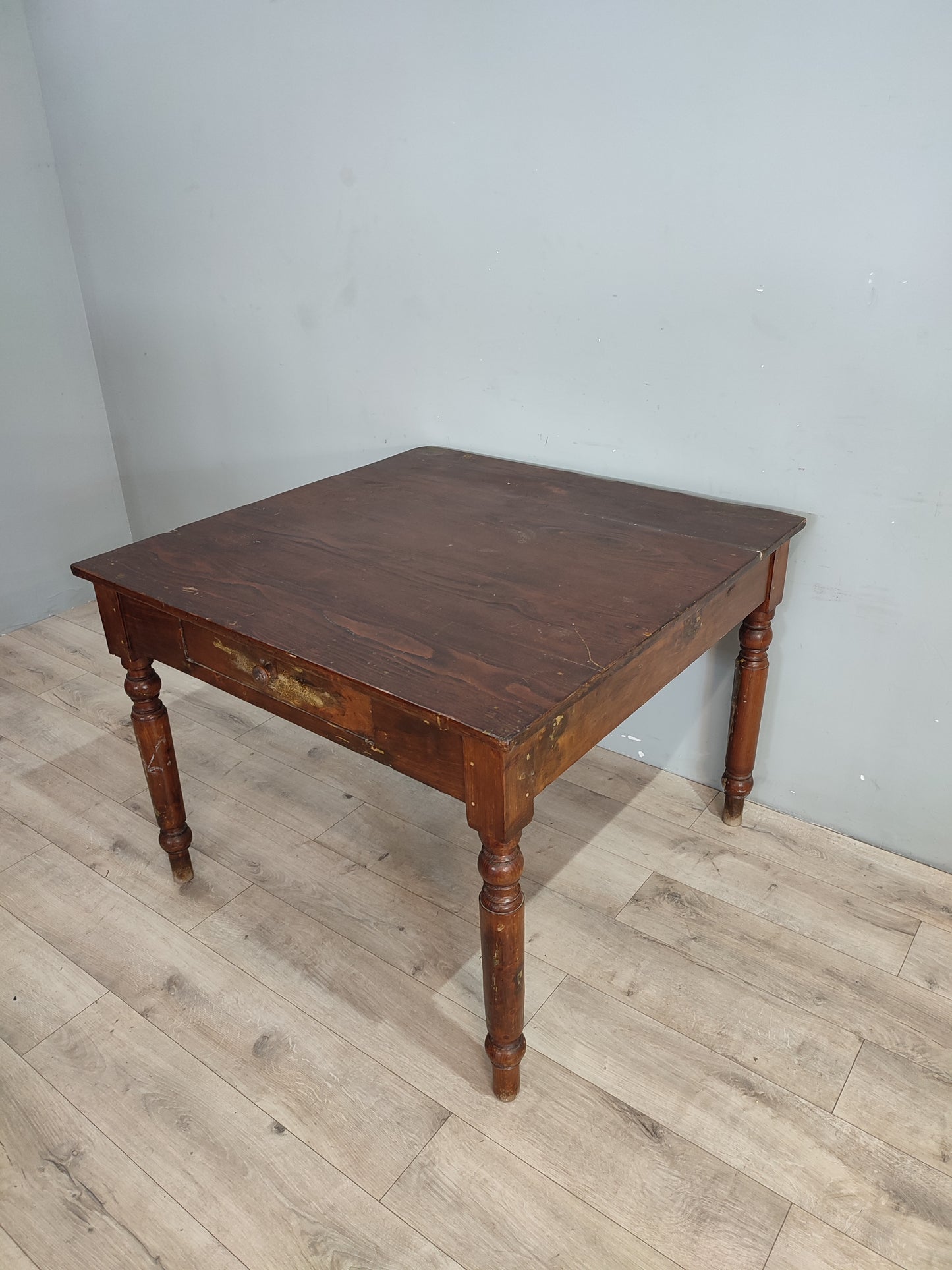 68873 Tavolo quadrato in legno marrone