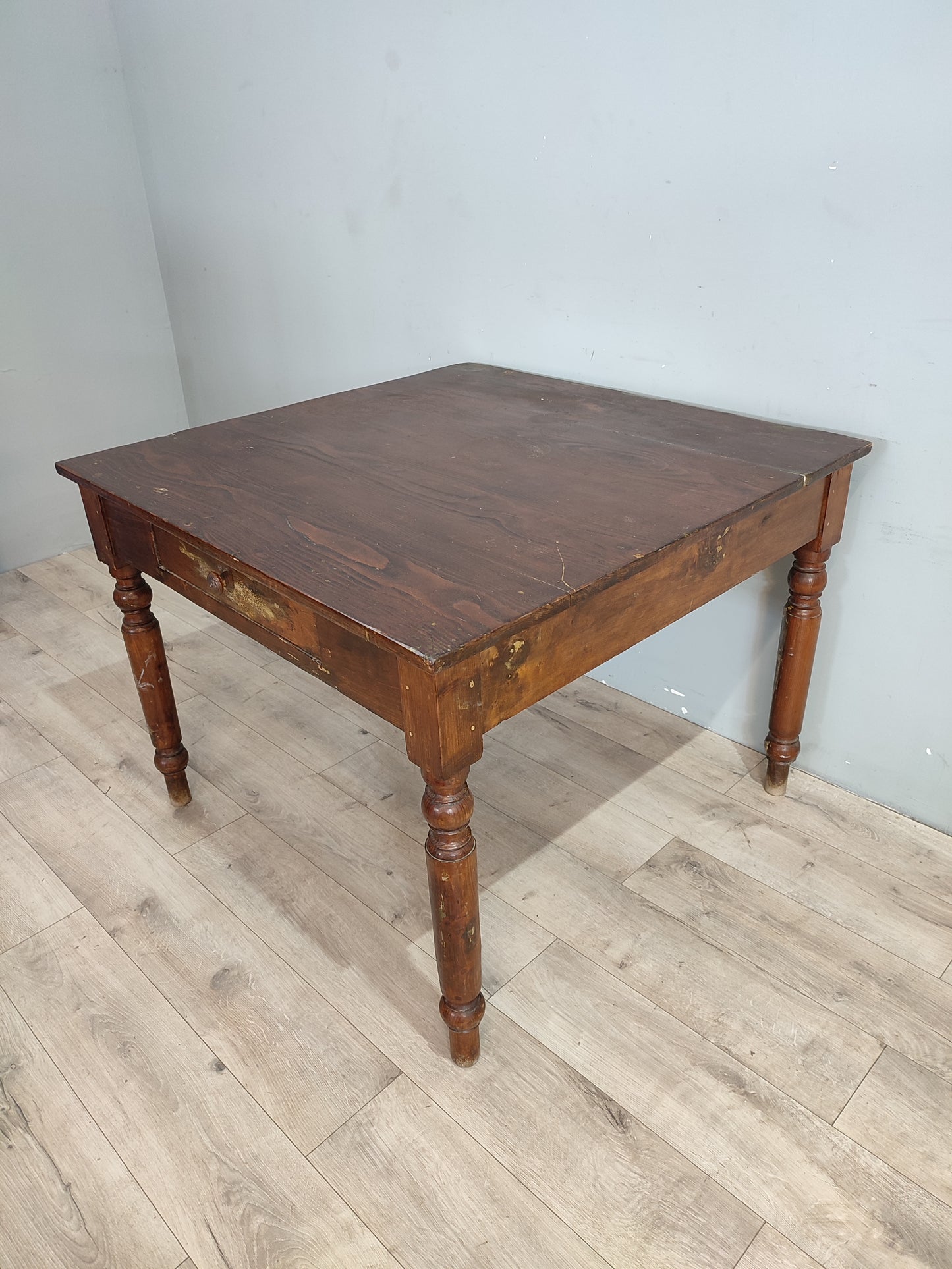 68873 Tavolo quadrato in legno marrone