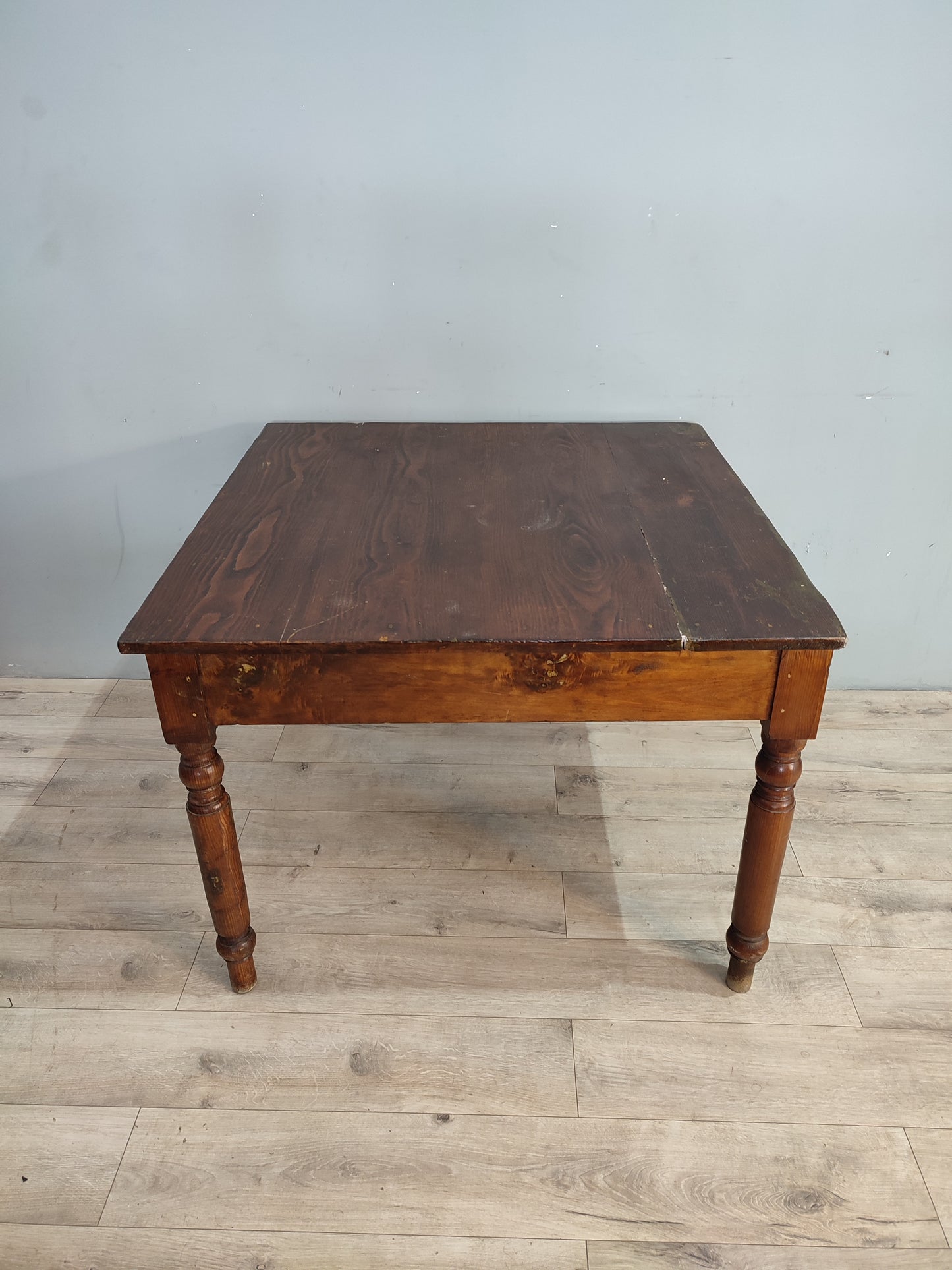 68873 Tavolo quadrato in legno marrone
