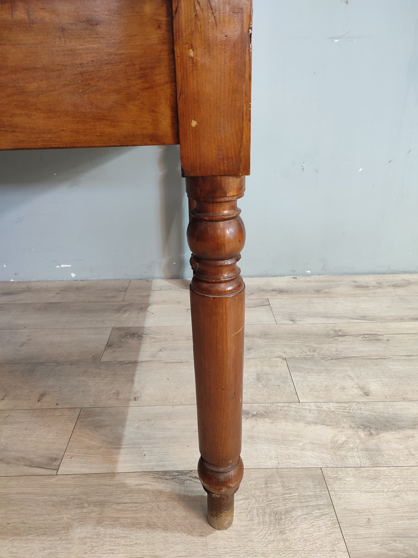 68873 Tavolo quadrato in legno marrone