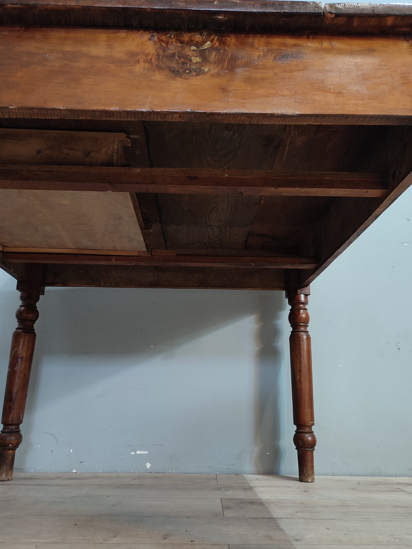 68873 Tavolo quadrato in legno marrone