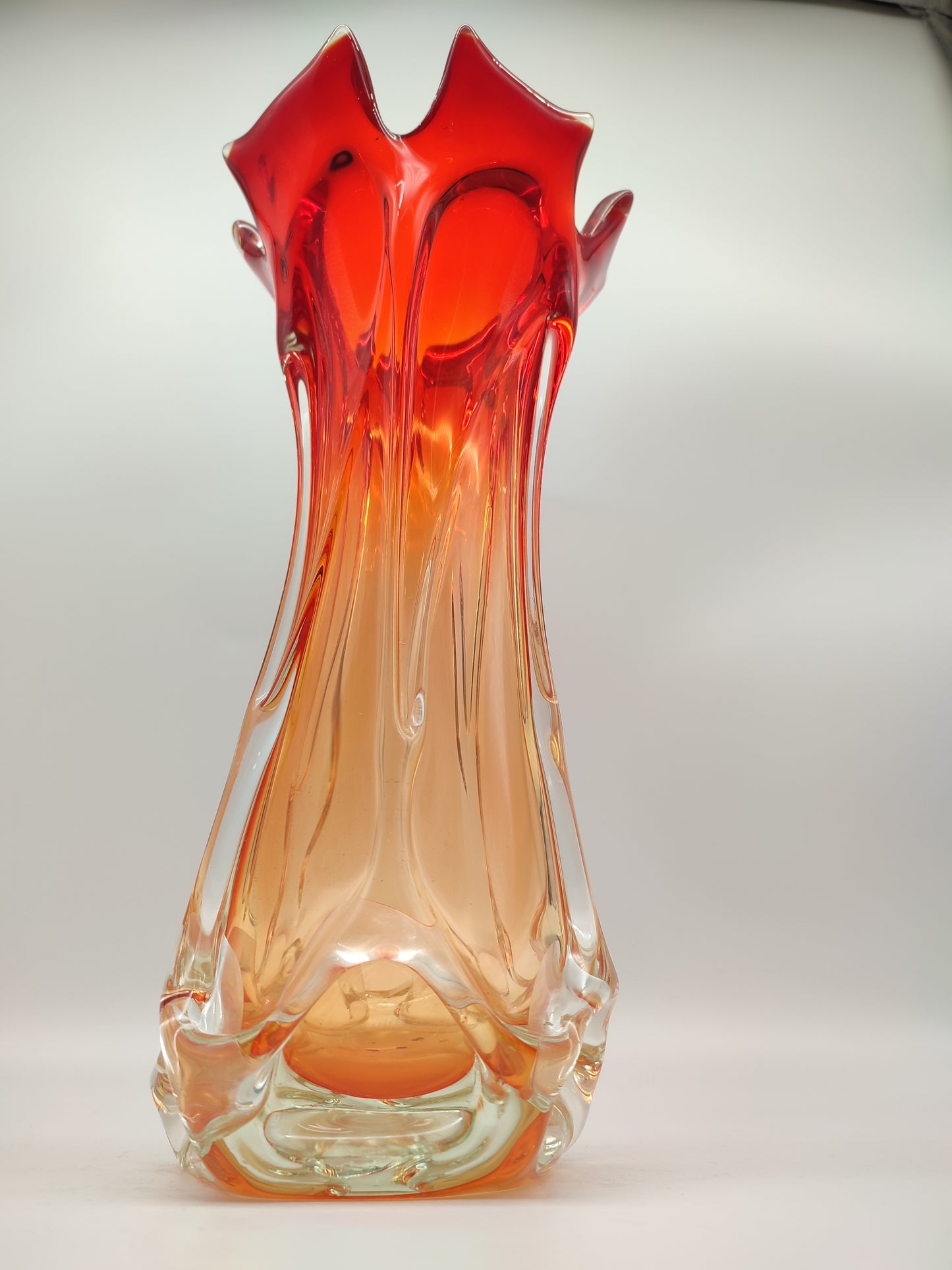 69184 Vaso in vetro con sfumatura rossa e arancio