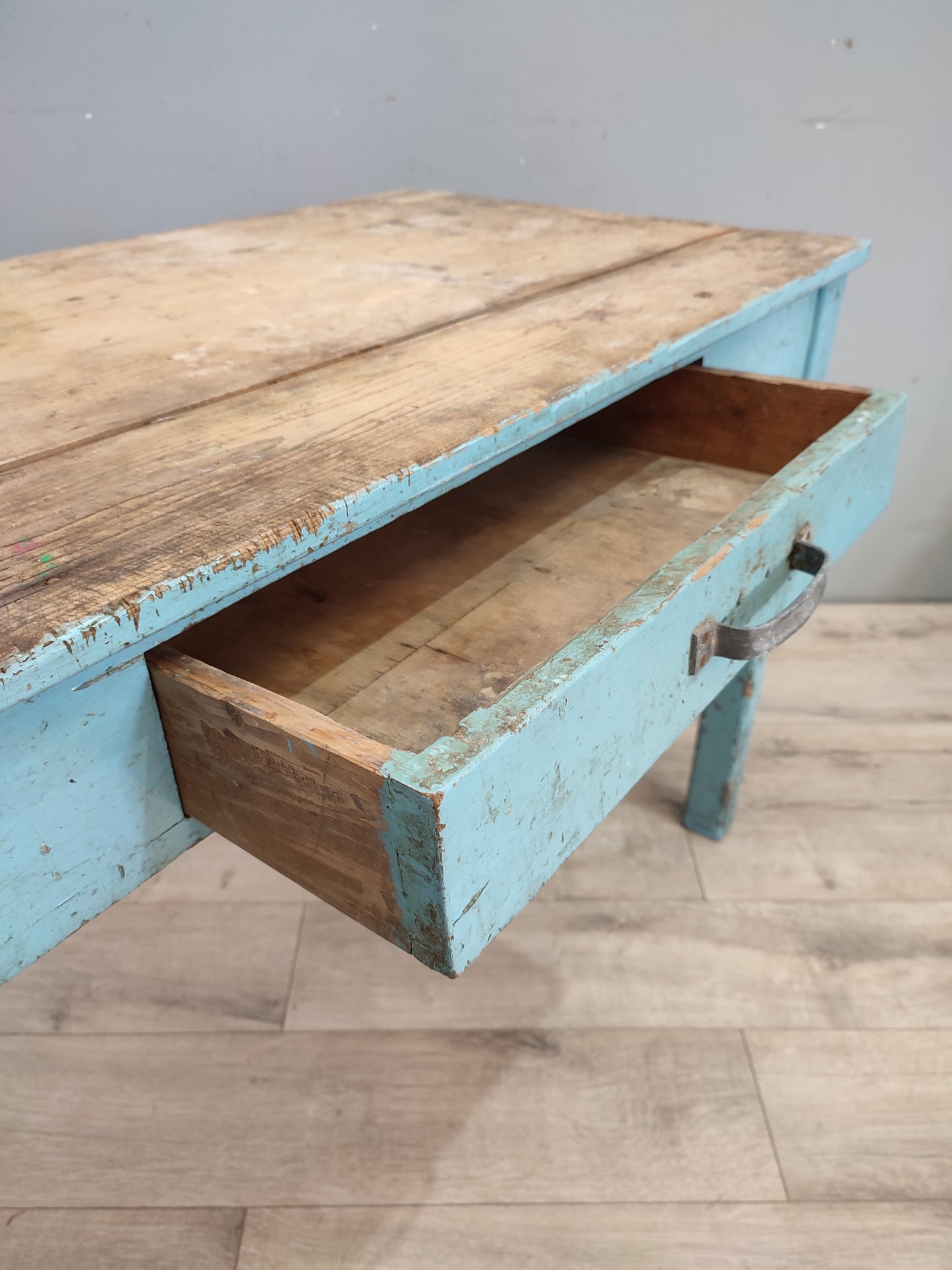 70041 Tavolo rustico in legno con base azzurra