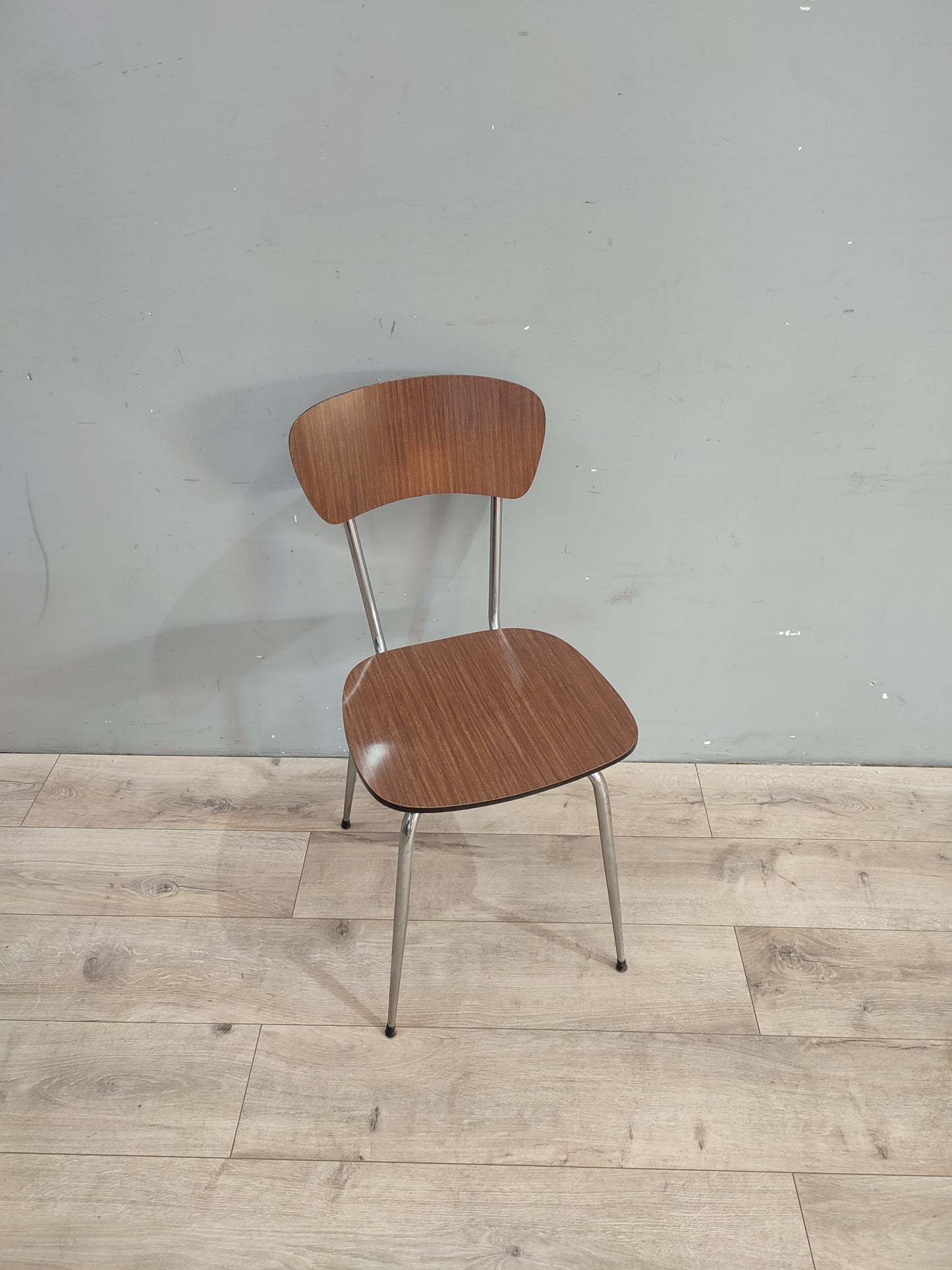 70698 Sedia in formica marrone