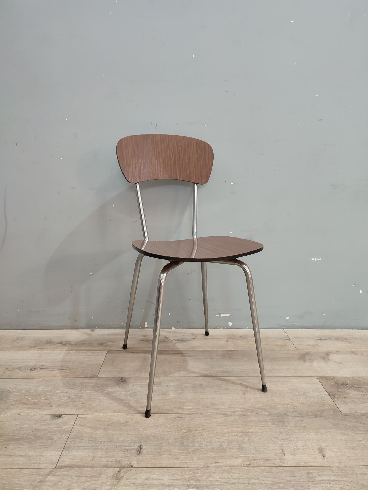 70698 Sedia in formica marrone