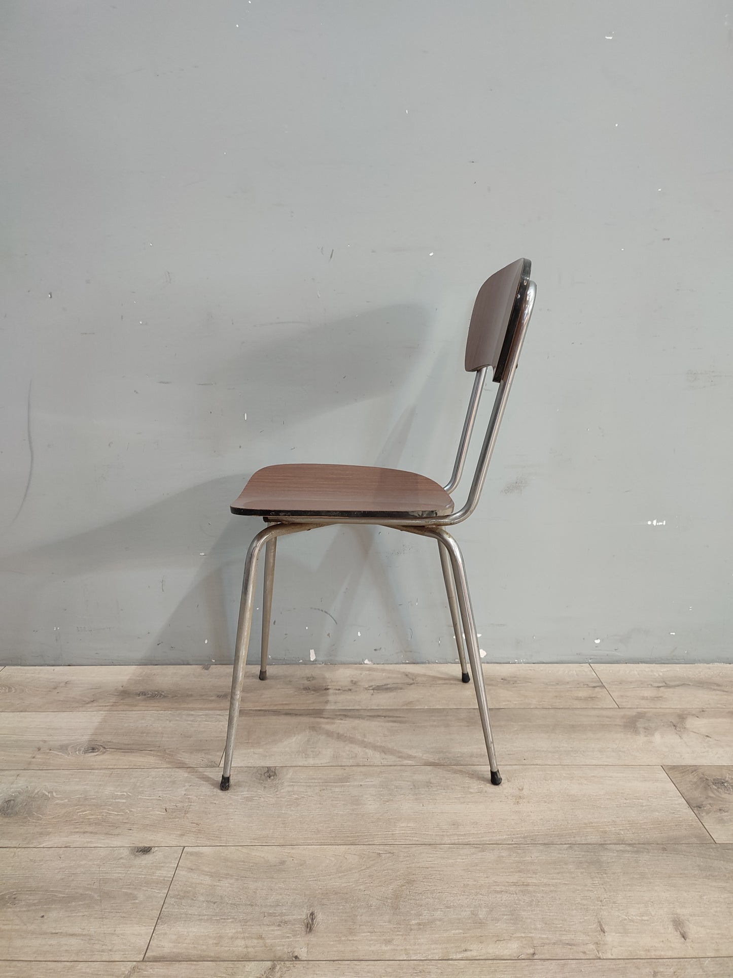 70698 Sedia in formica marrone