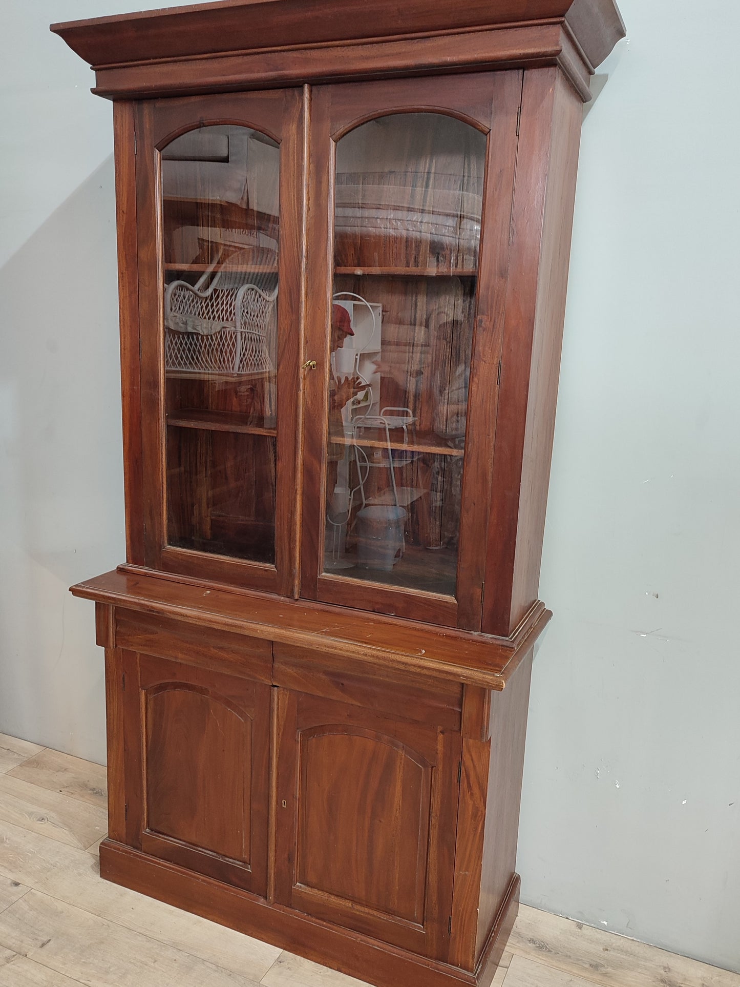 71009 Vetrina in legno due sportelli