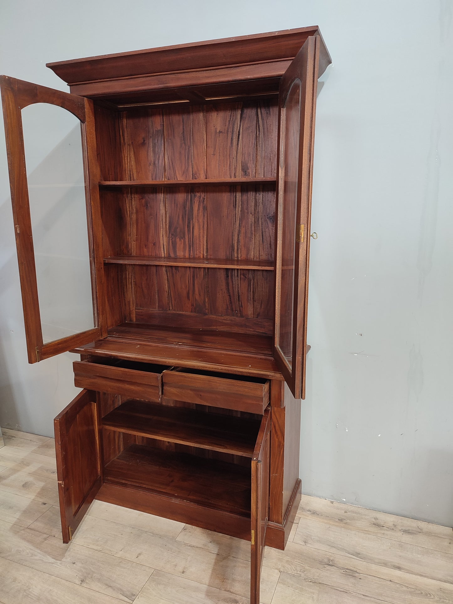 71009 Vetrina in legno due sportelli